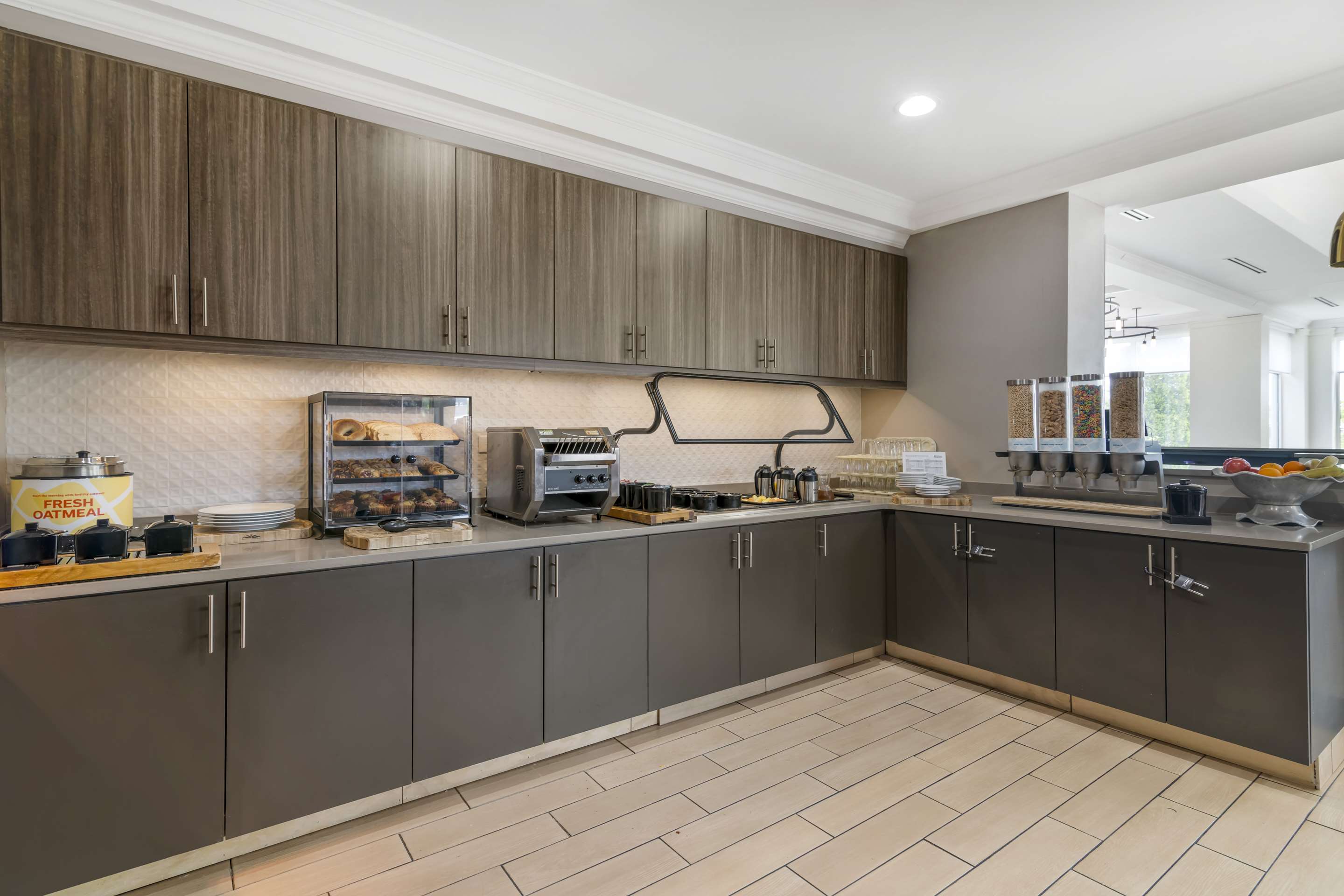 Breakfast Area | Hilton Garden Inn Portland Airport/Jetport