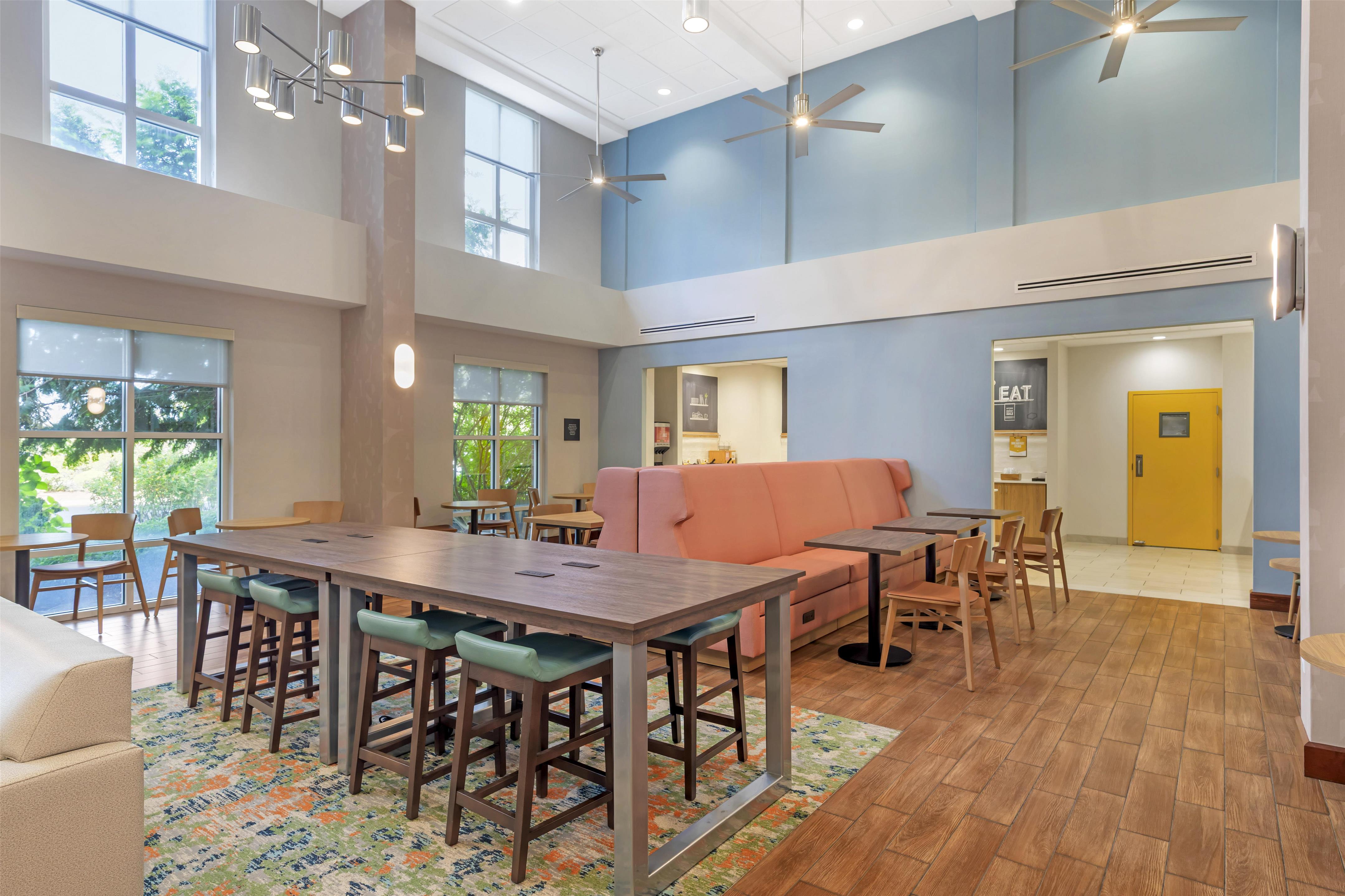 Lobby | Hampton Inn & Suites Plymouth
