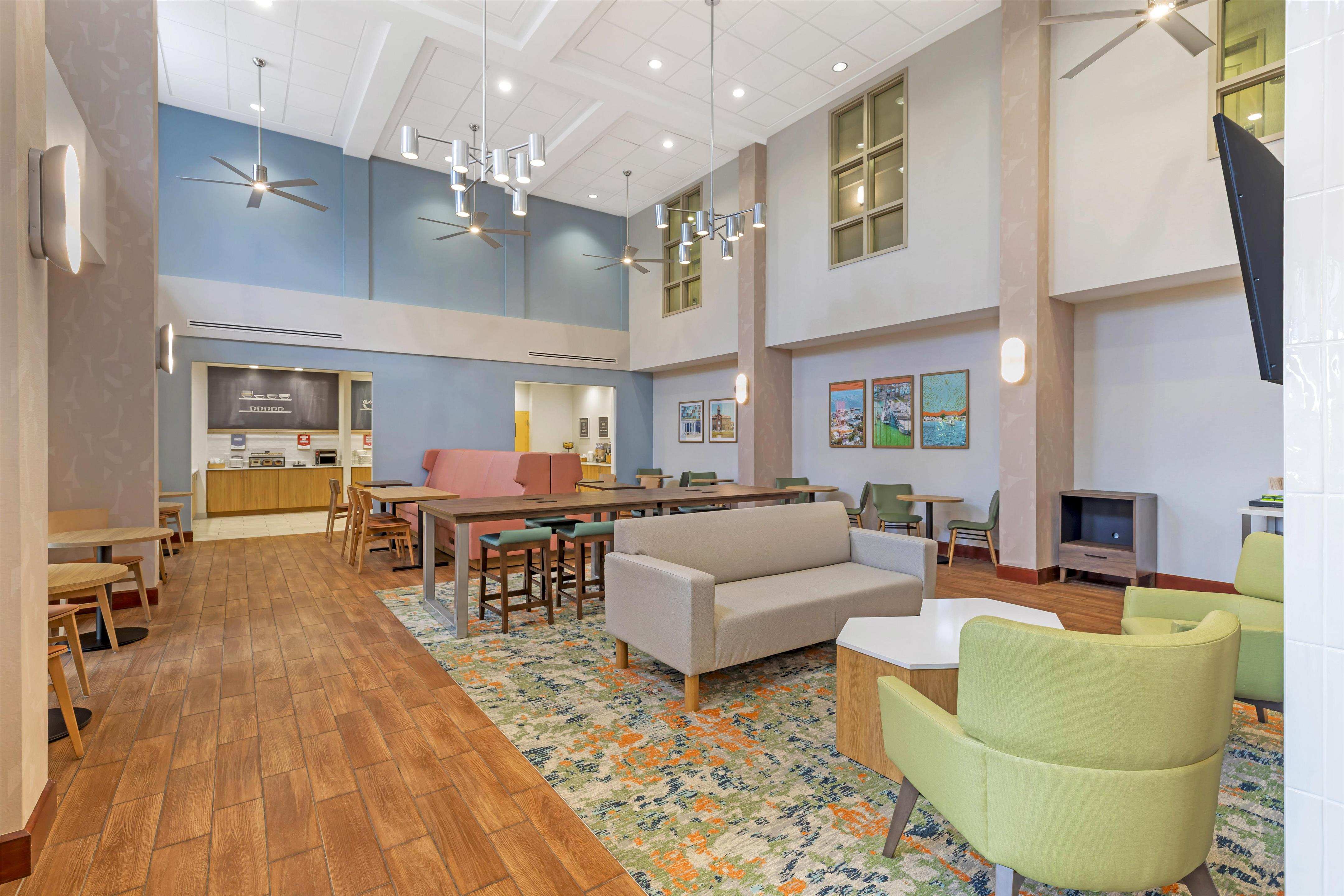 Lobby | Hampton Inn & Suites Plymouth