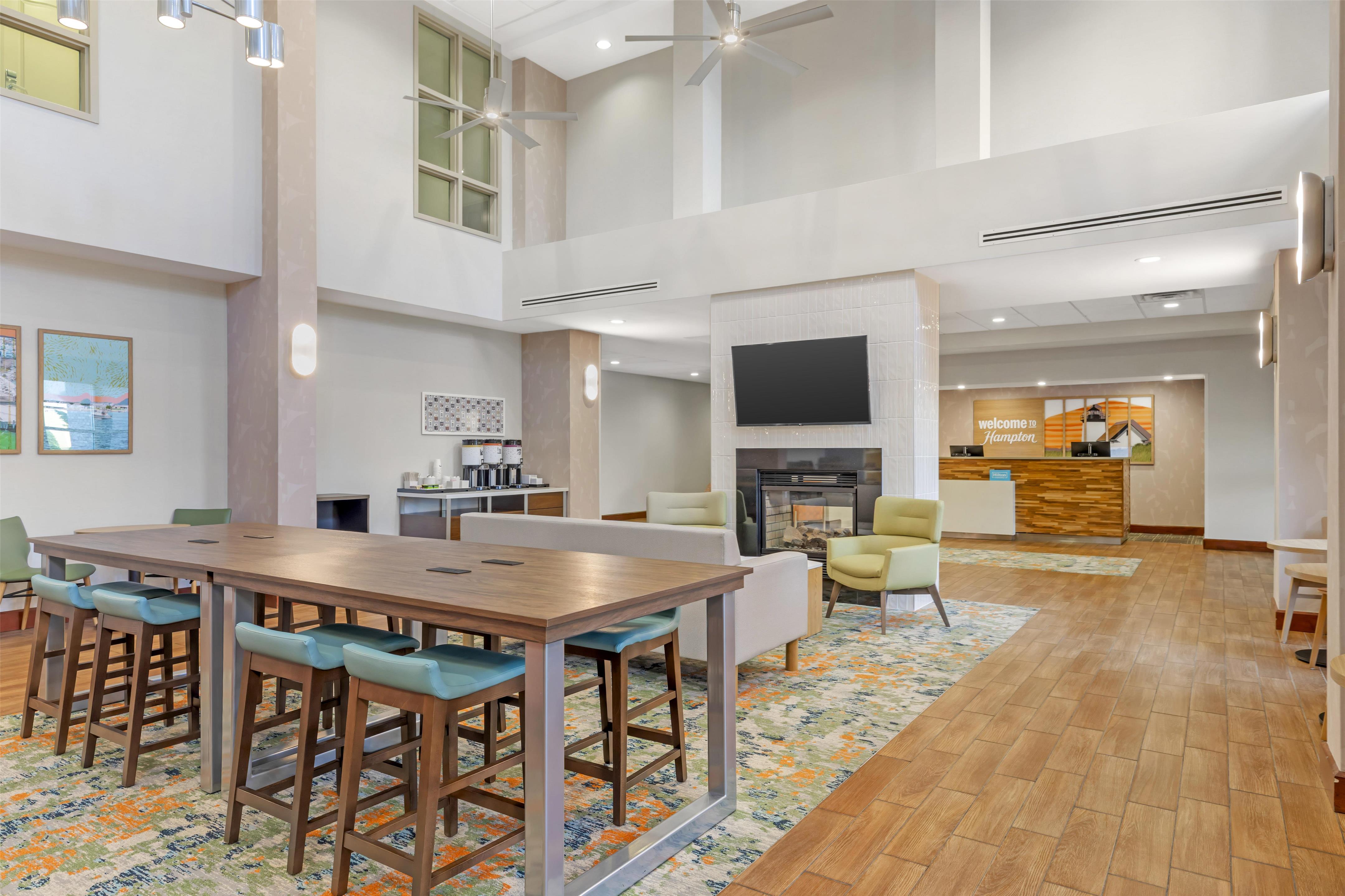 Lobby | Hampton Inn & Suites Plymouth