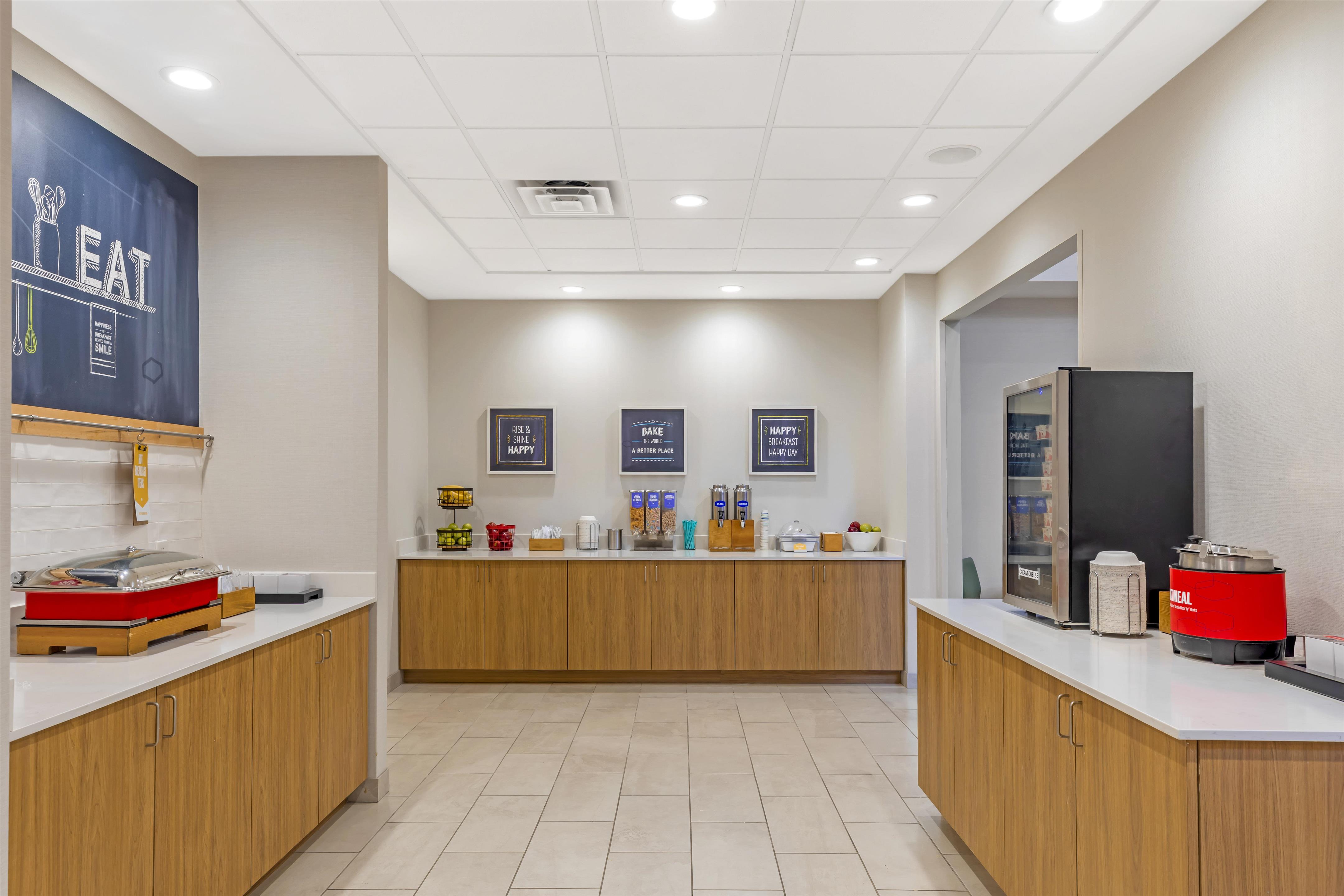 Breakfast Area | Hampton Inn & Suites Plymouth