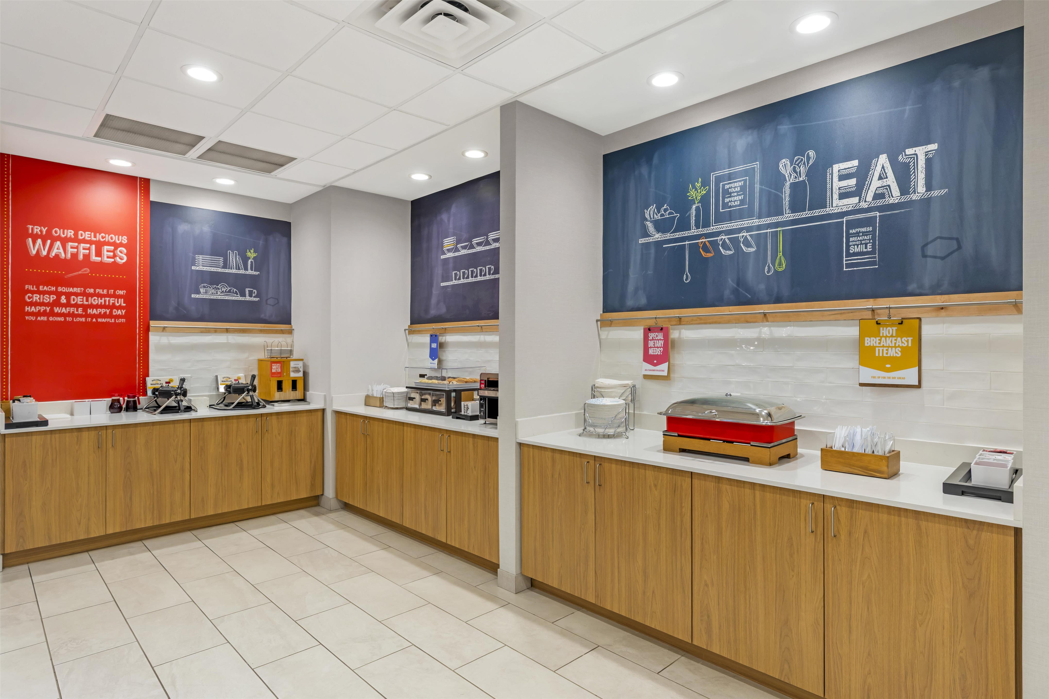 Breakfast Area | Hampton Inn & Suites Plymouth