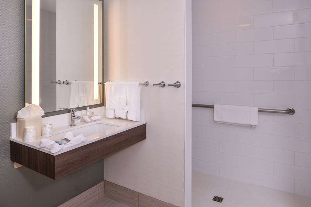 Hilton Garden Inn Bend Room Type - 1 KING ACC RM ROLLIN SHWR
