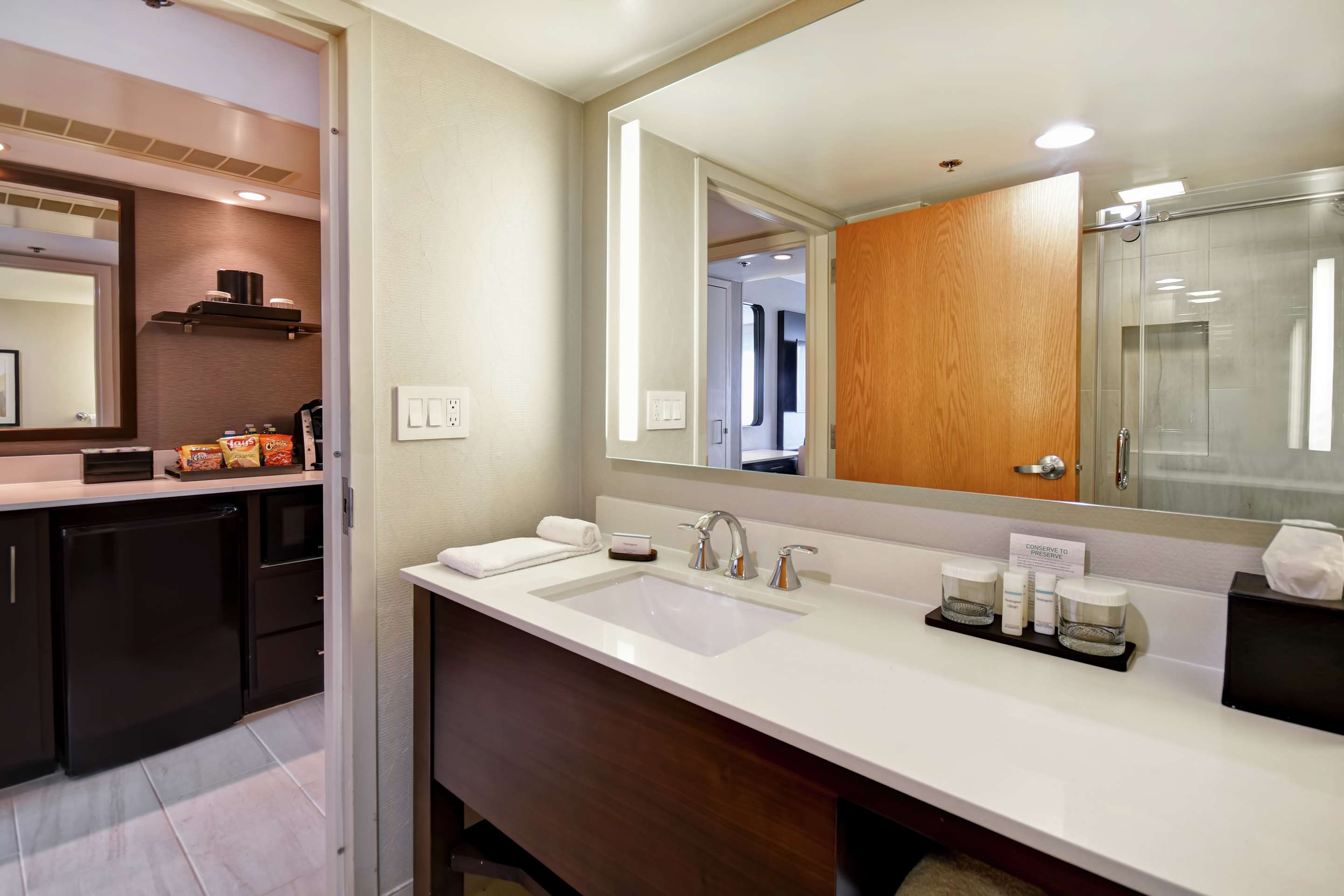 Guest room bath