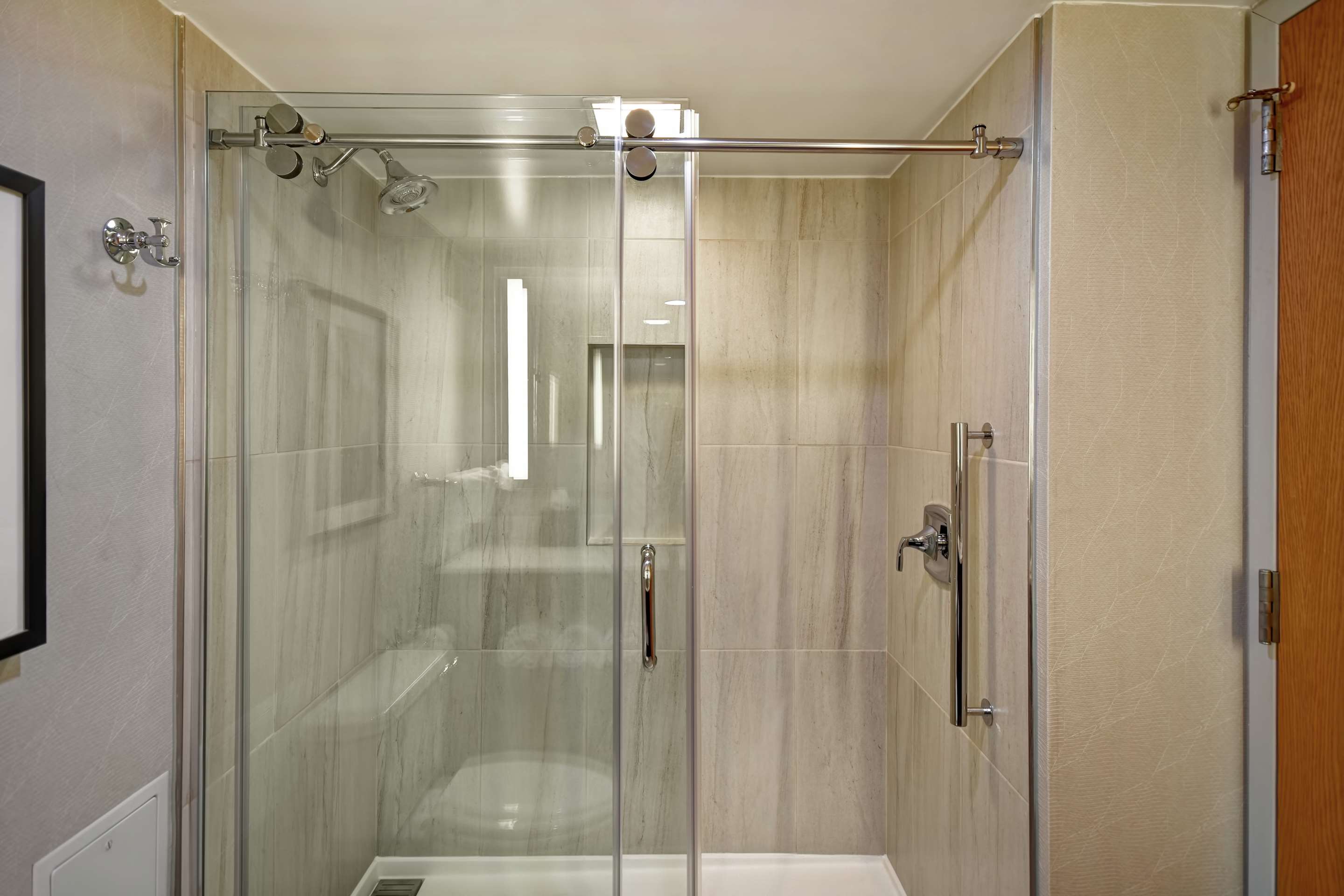Guest room bath