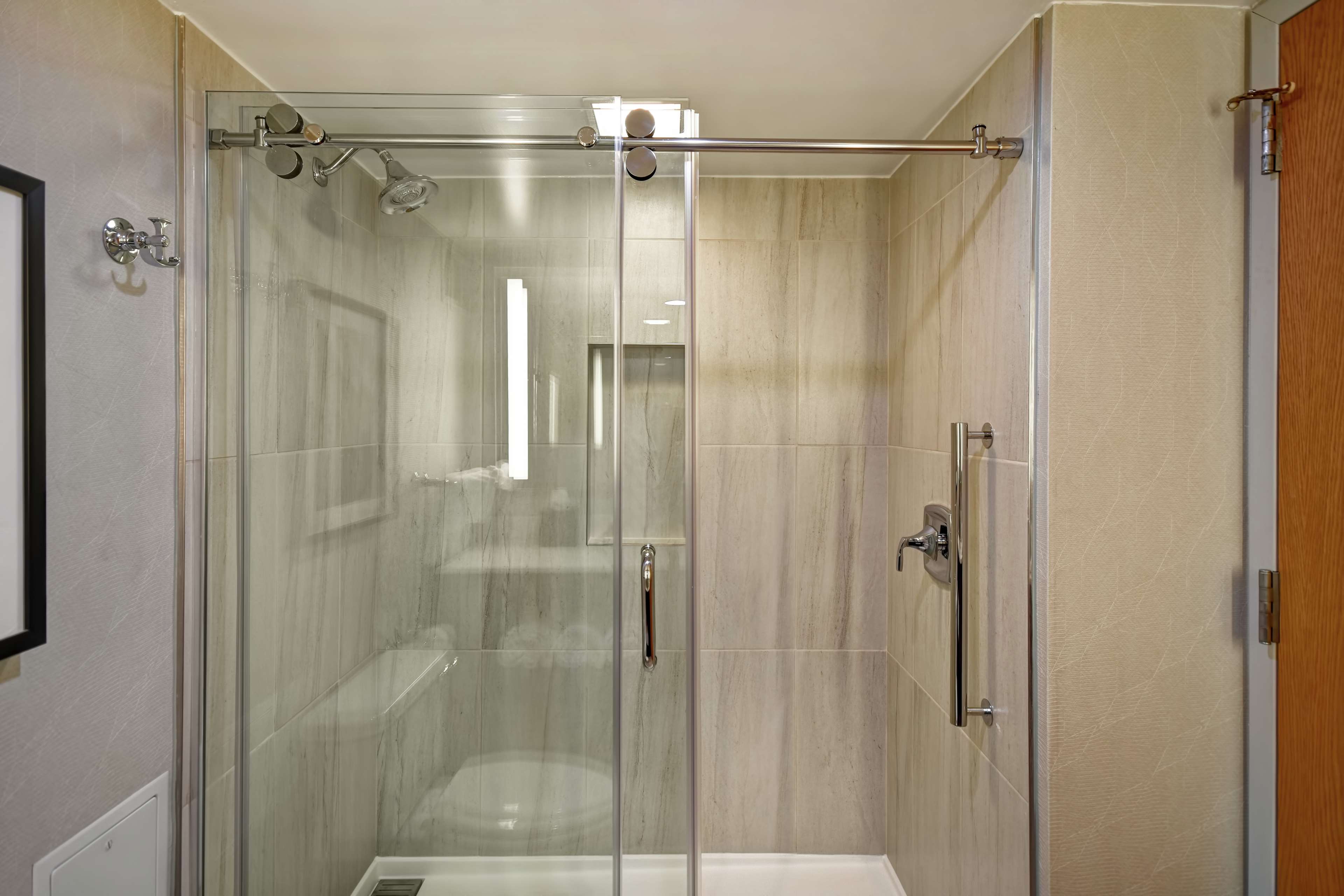 Embassy Suites Raleigh - Durham/Research Triangle Room Type - 1 KING CORNER NS-567 SQFT