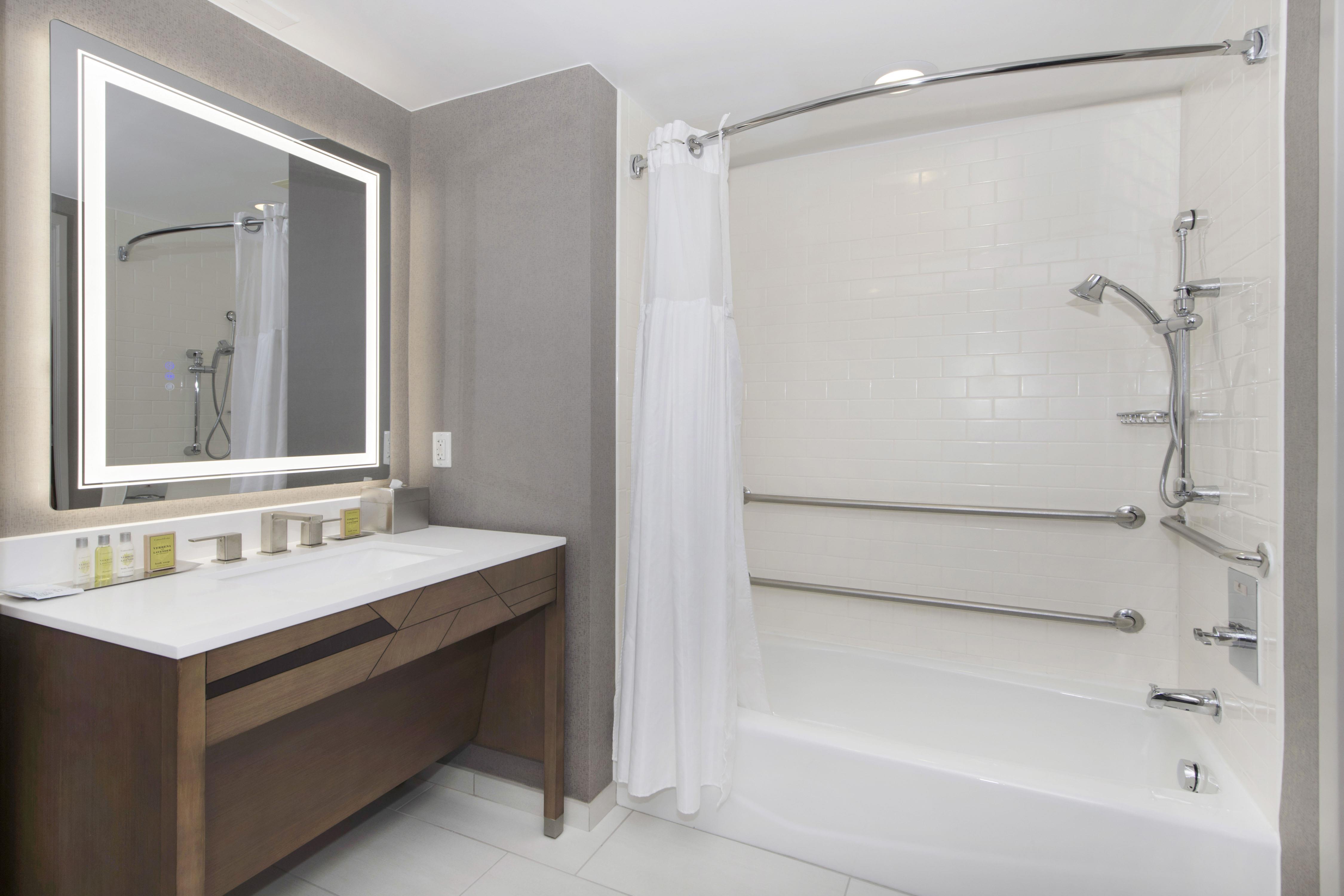 DoubleTree by Hilton Hotel Raleigh - Cary Room Type - 1KG DLX MOB HR ACC TUB NS
