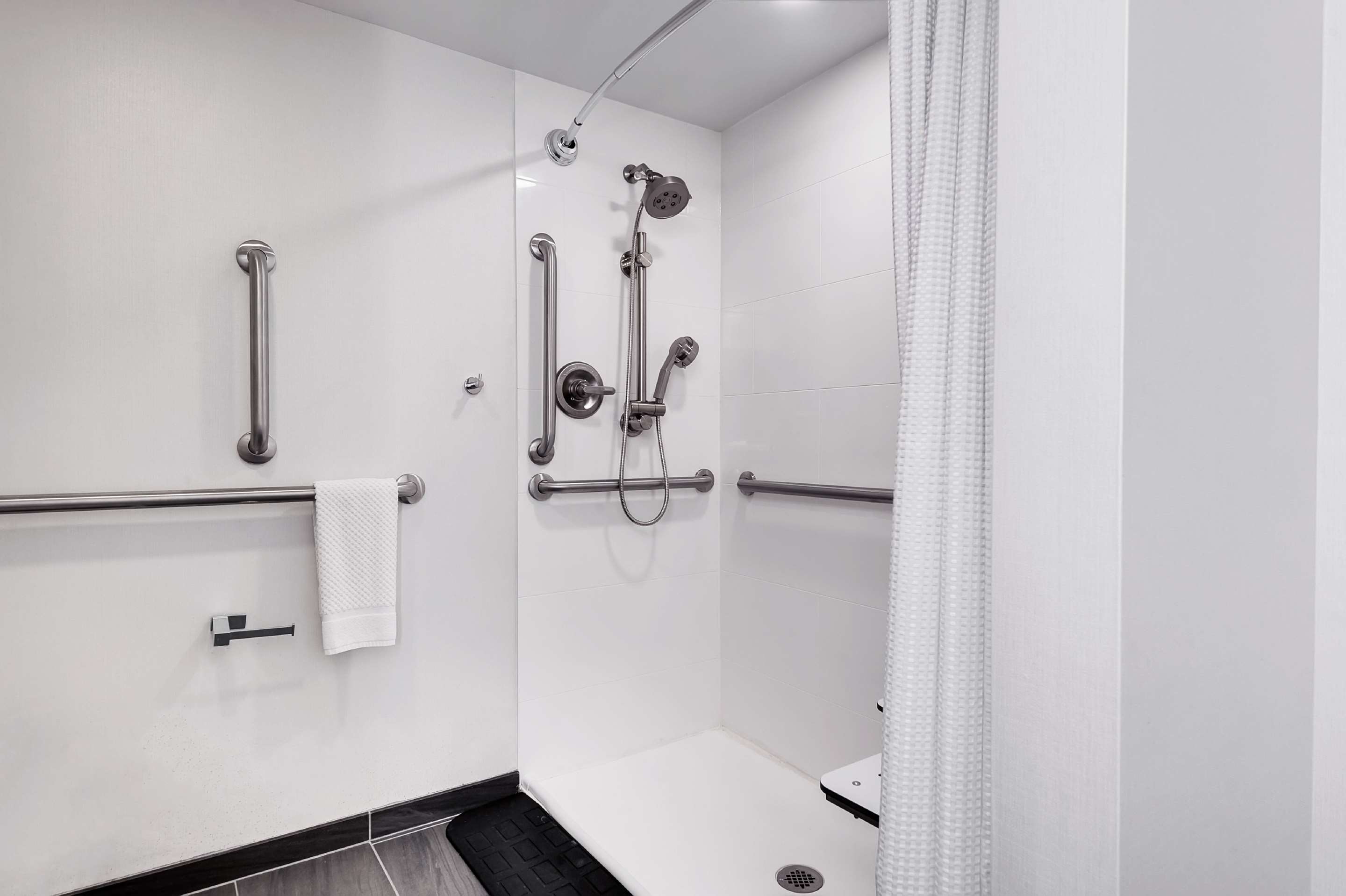 Guest room bath