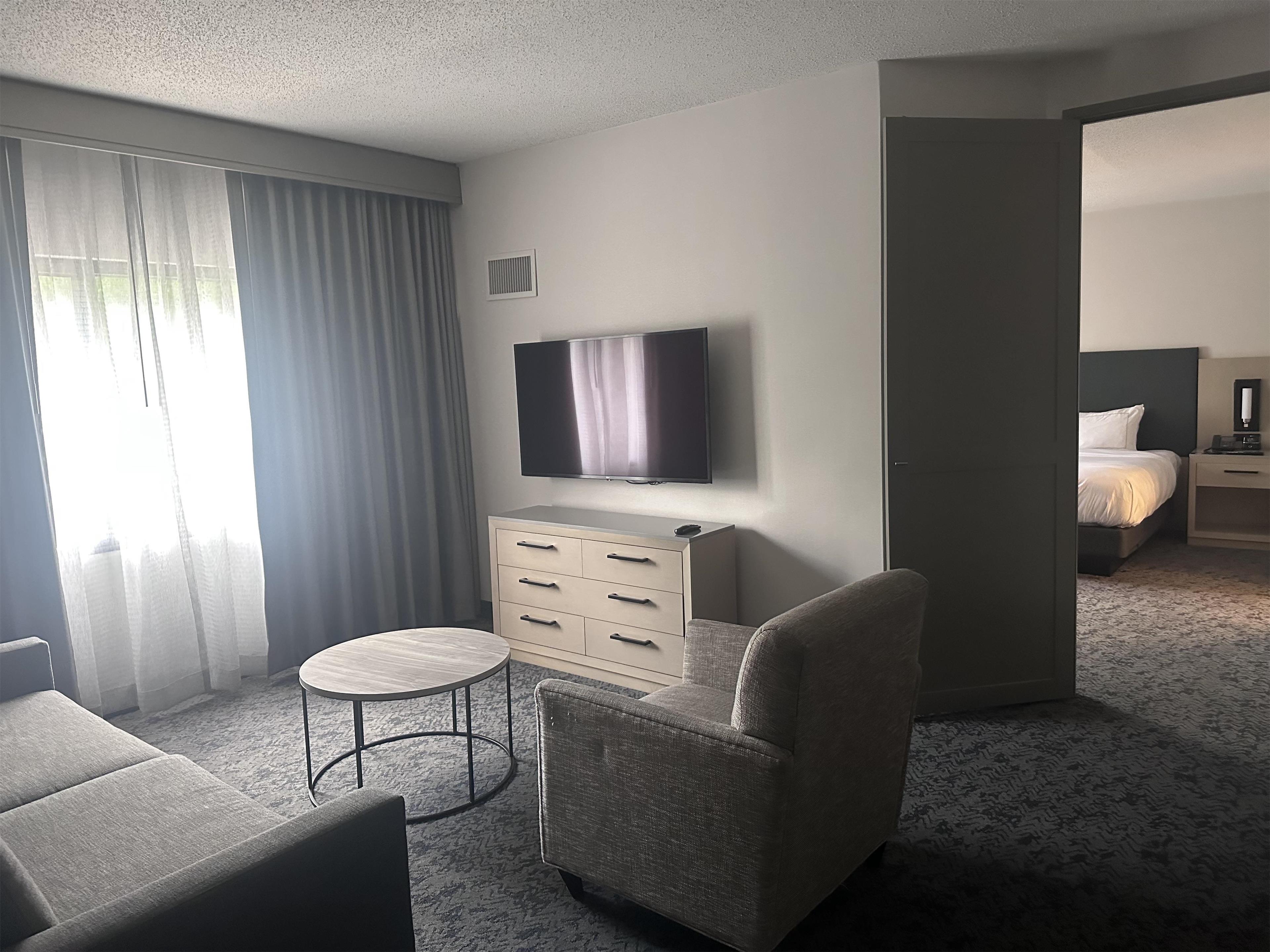 DoubleTree Suites by Hilton Raleigh-Durham Room Type - 1KNG 2DBL 2BDRM STE NOSMOK