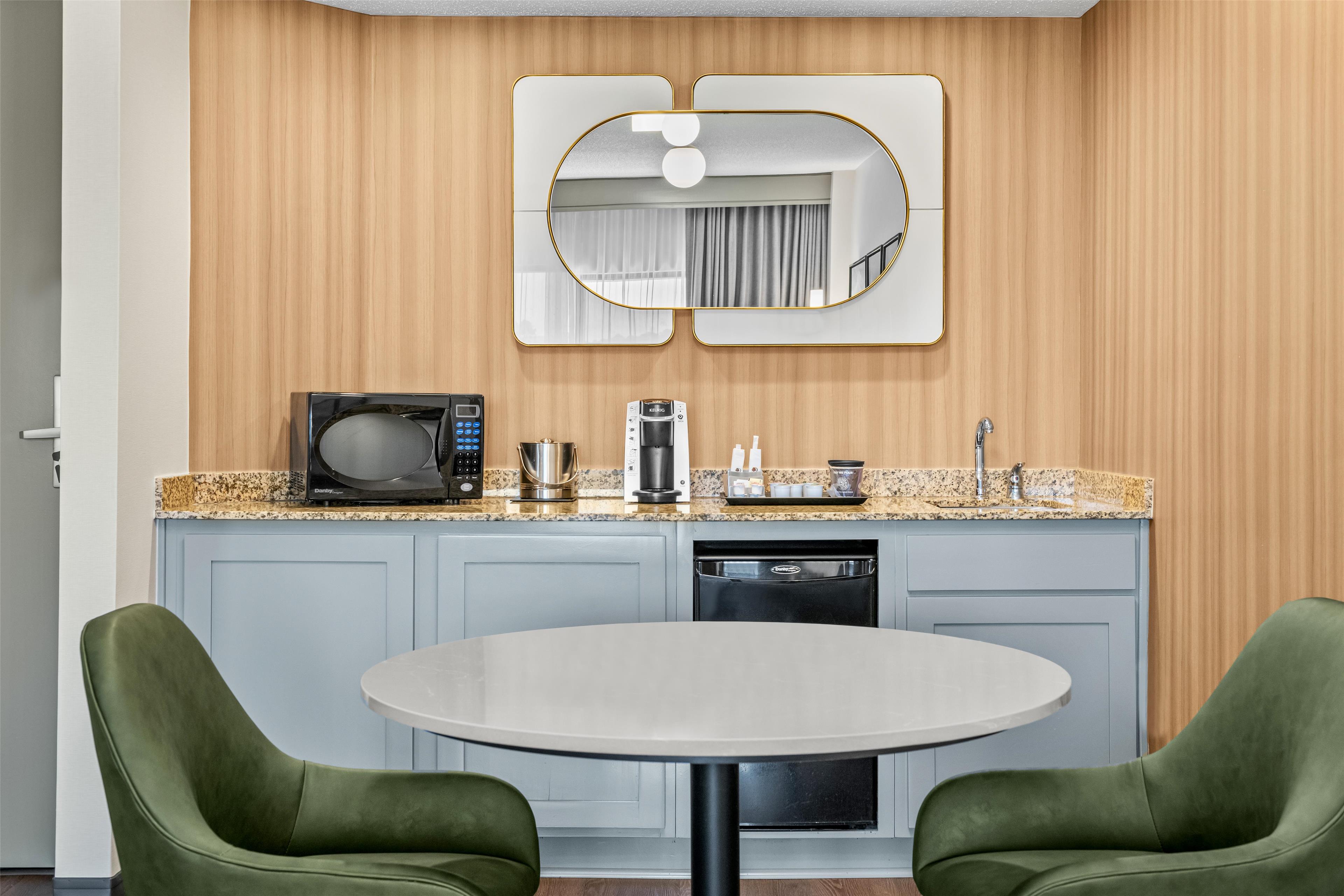 DoubleTree Suites by Hilton Raleigh-Durham Room Type - 1KING 2 ROOM SUITE NONSMOK
