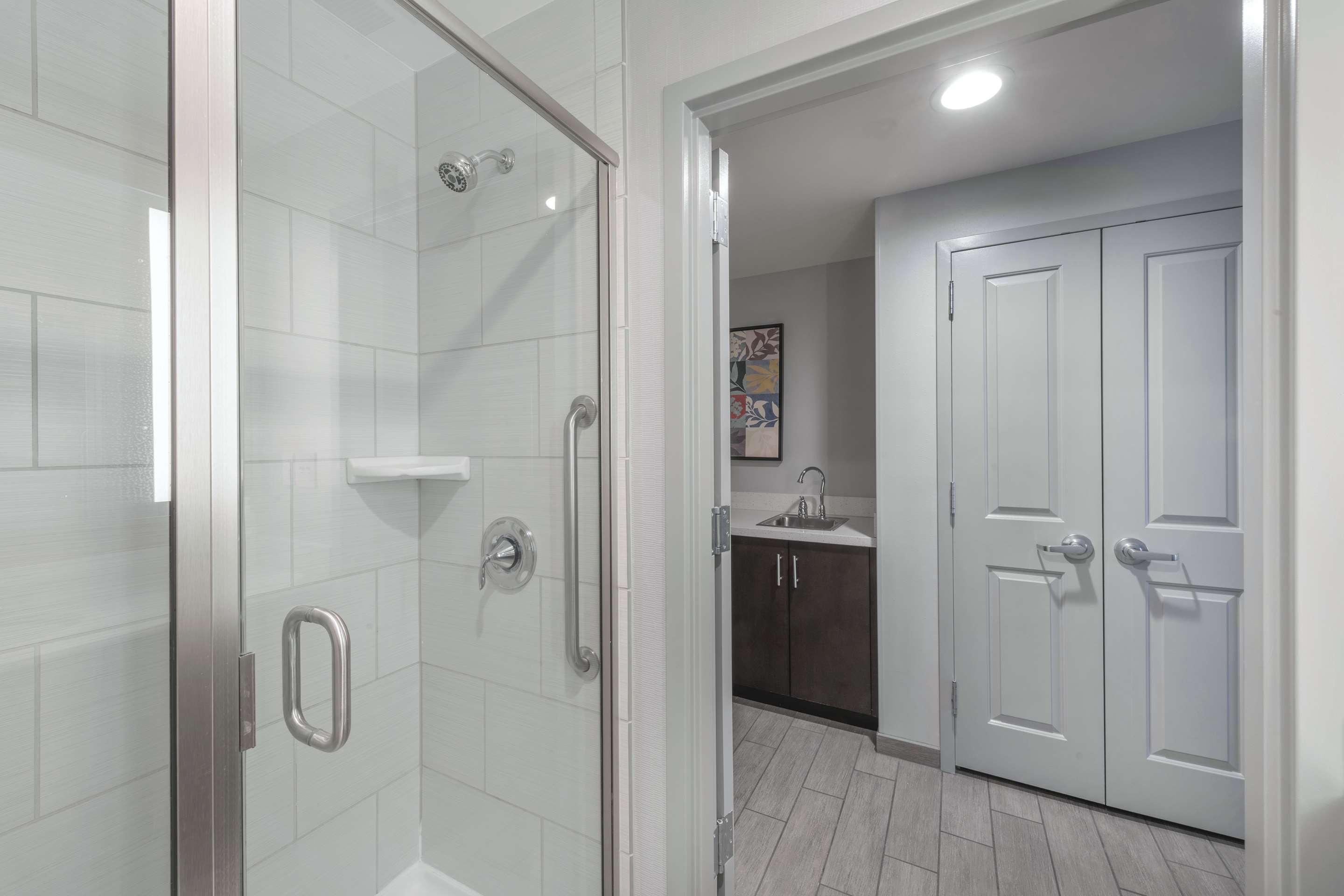 Guest room bath