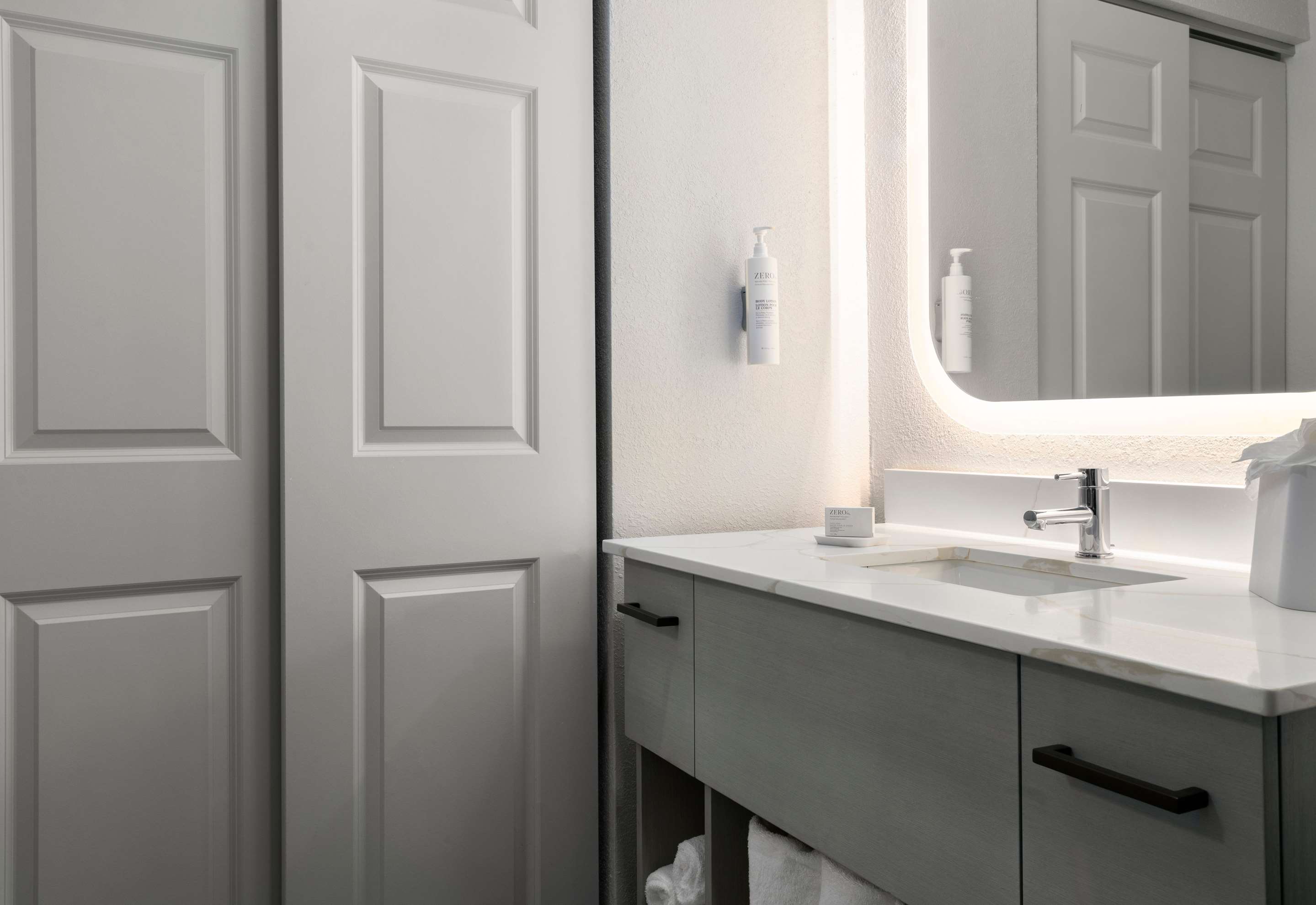 Guest room bath