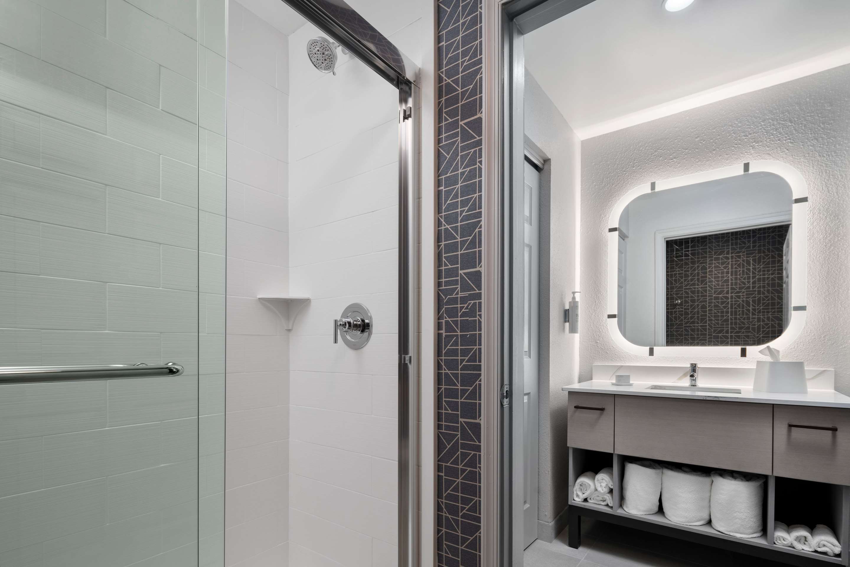 Guest room bath