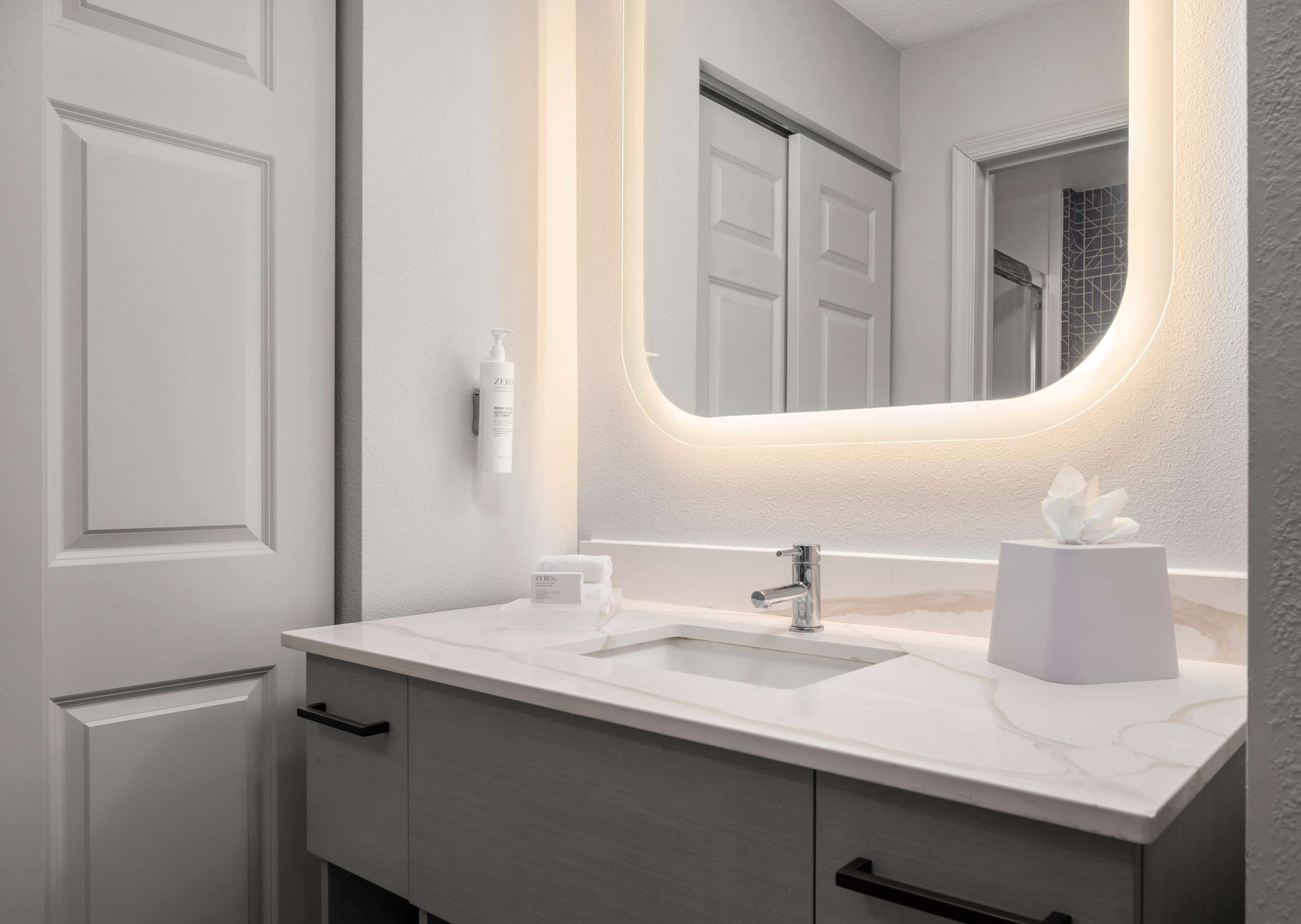 Guest room bath