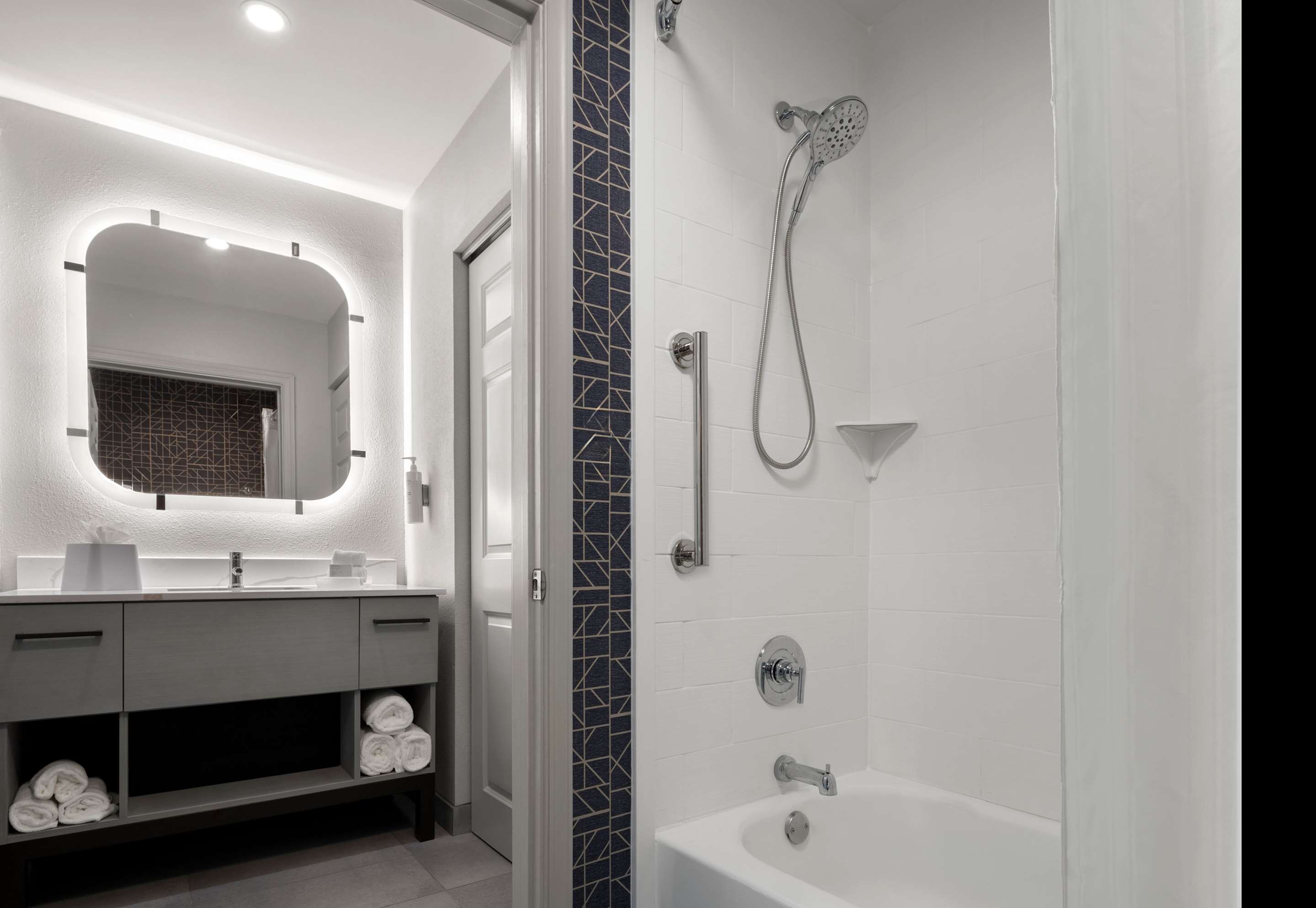 Guest room bath