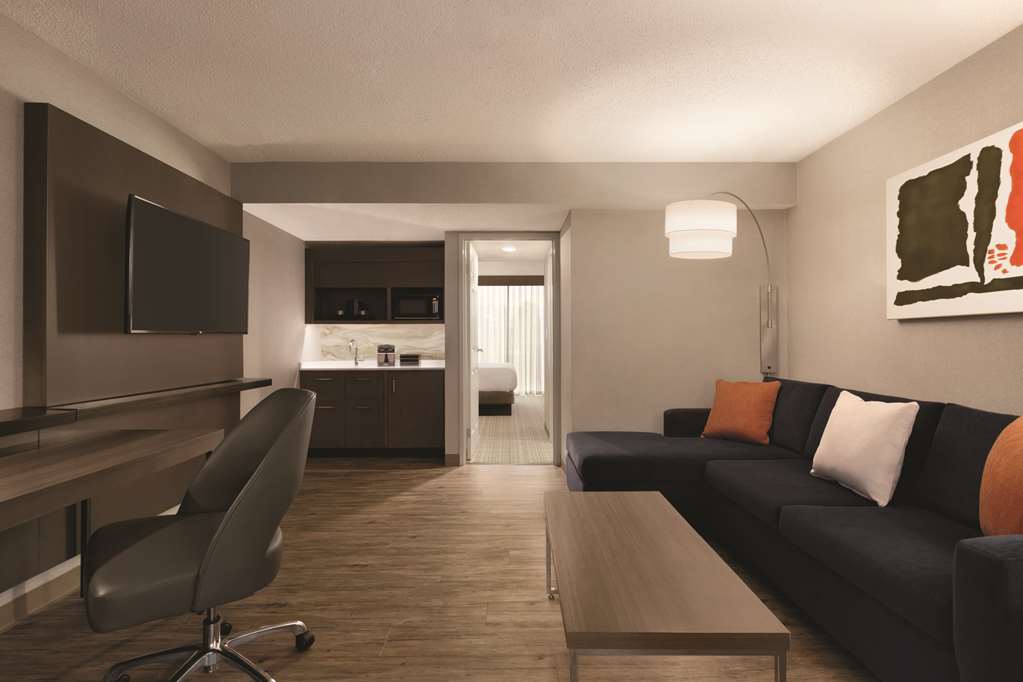 Embassy Suites by Hilton Richmond Room Type - 1KG CORNER STE ACC RI SHWR