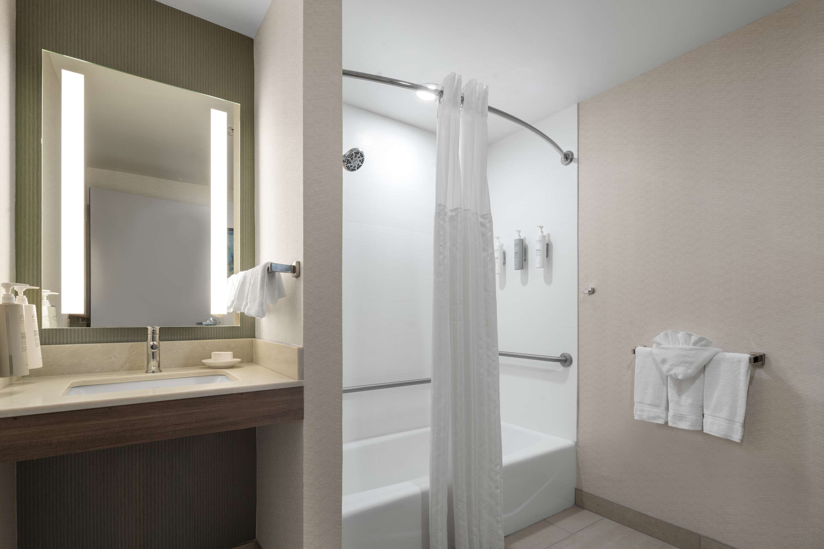 Guest room bath