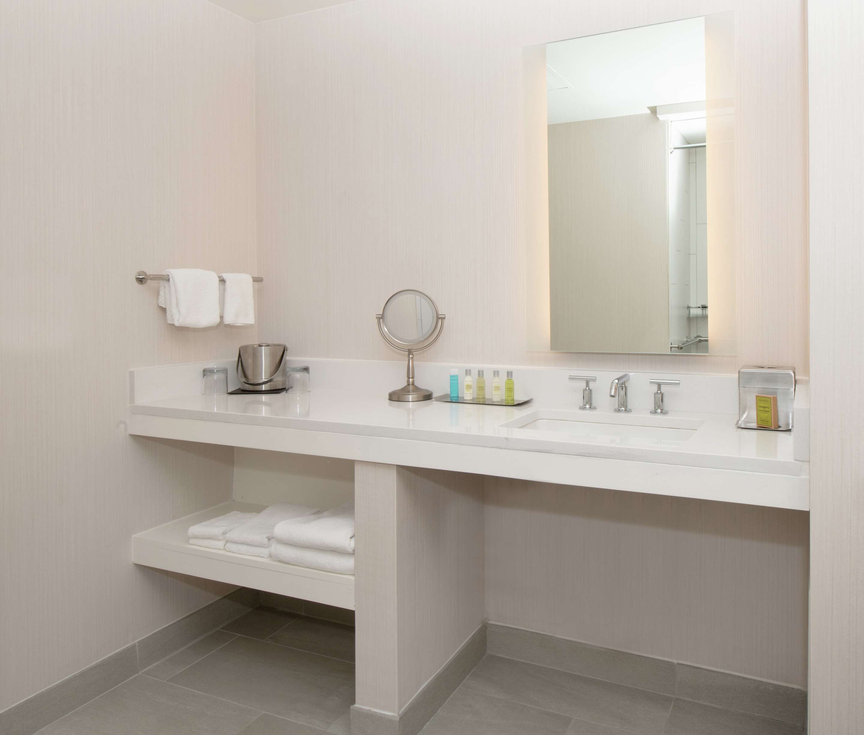 Guest room bath