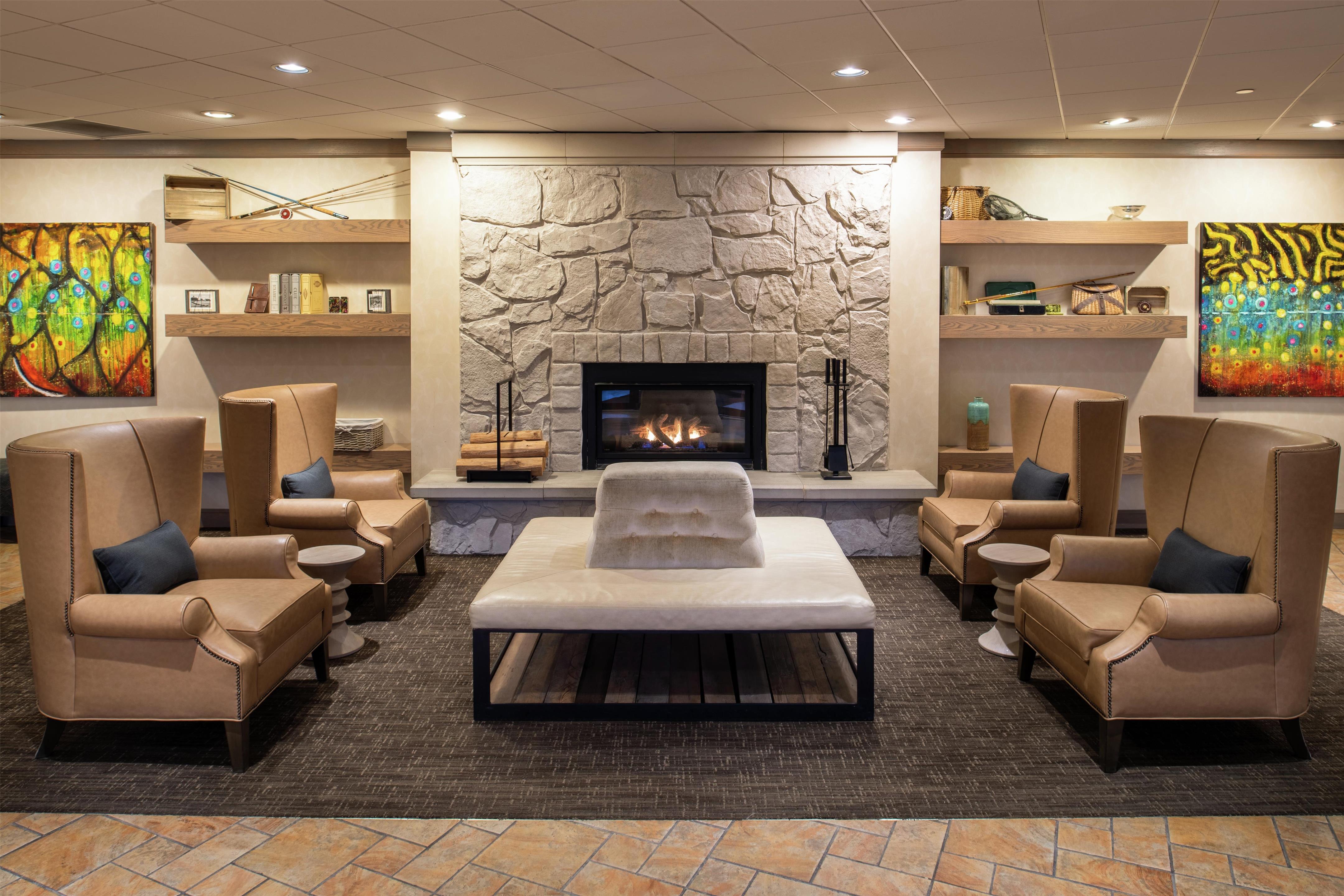 Lobby | DoubleTree by Hilton Hotel Missoula - Edgewater