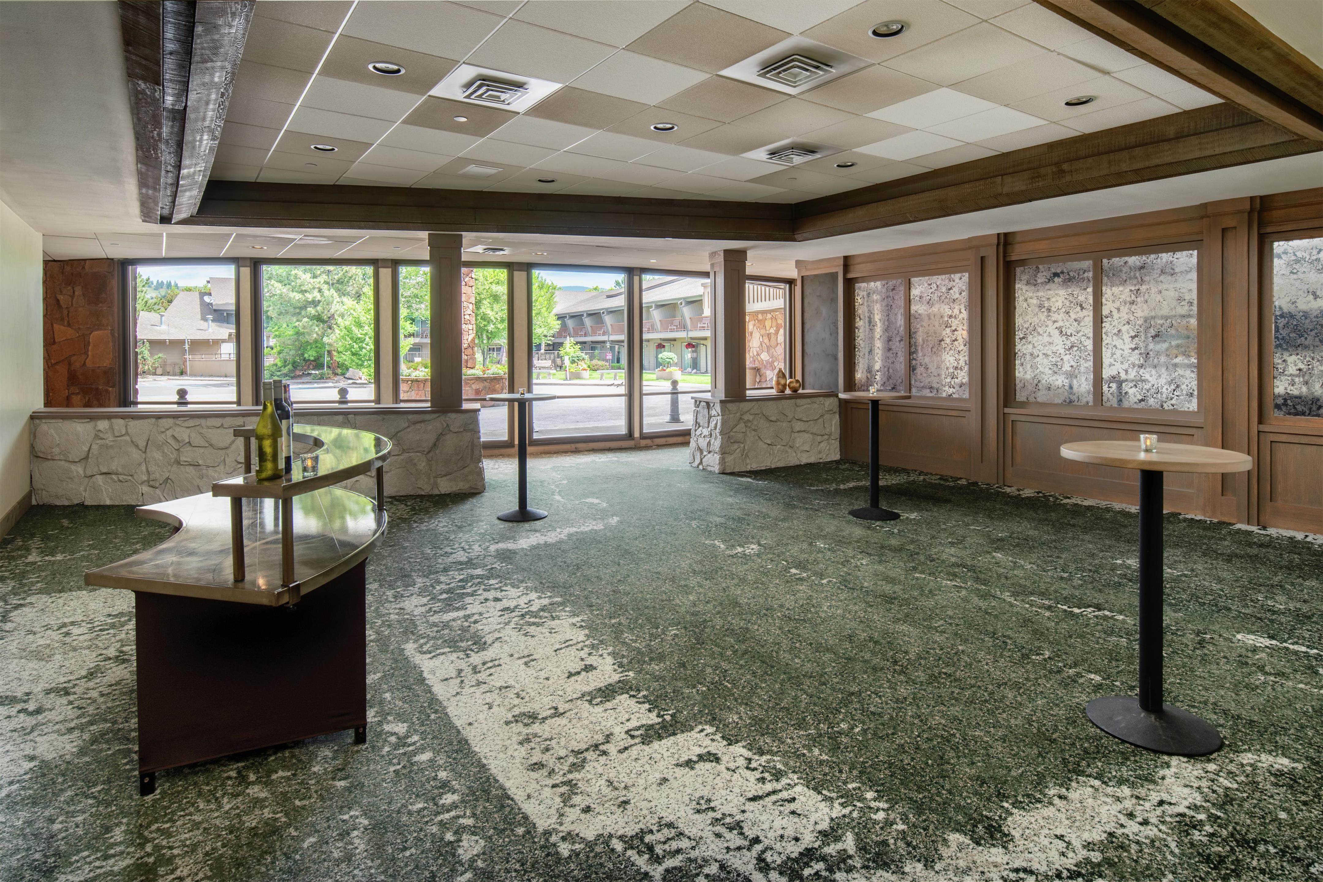 Restaurant | DoubleTree by Hilton Hotel Missoula - Edgewater