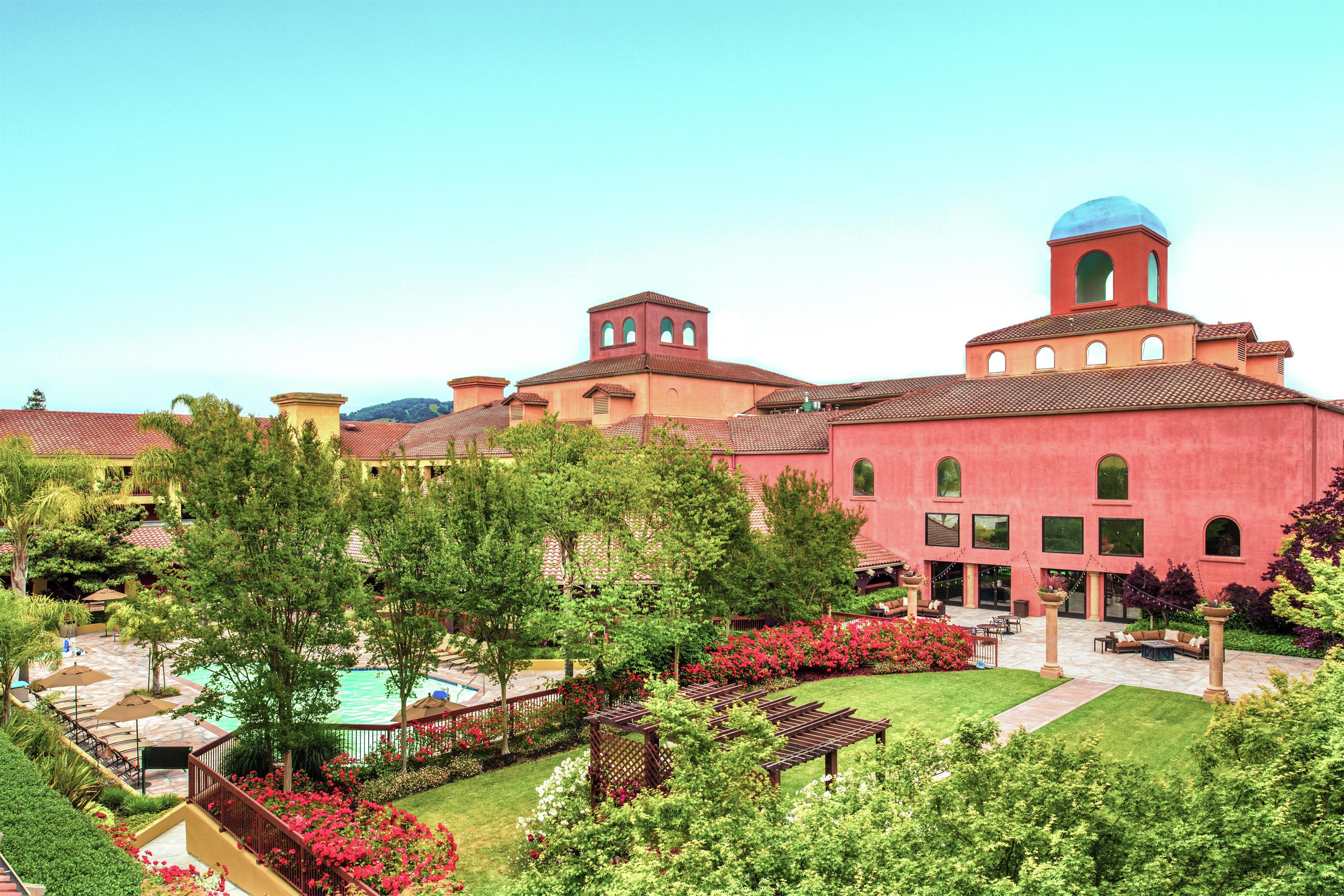 Pool | DoubleTree by Hilton Sonoma - Wine Country