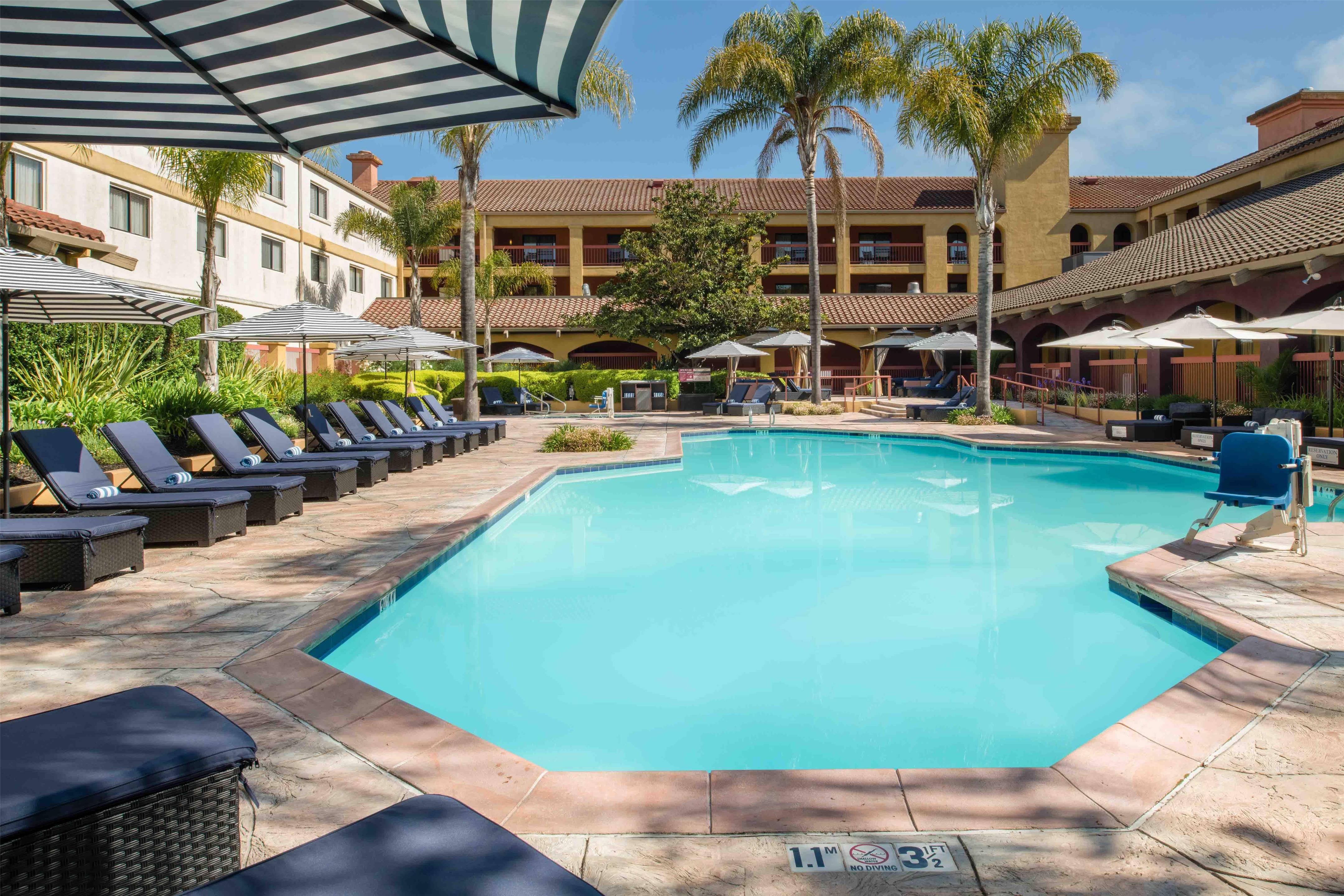 Pool | DoubleTree by Hilton Sonoma - Wine Country
