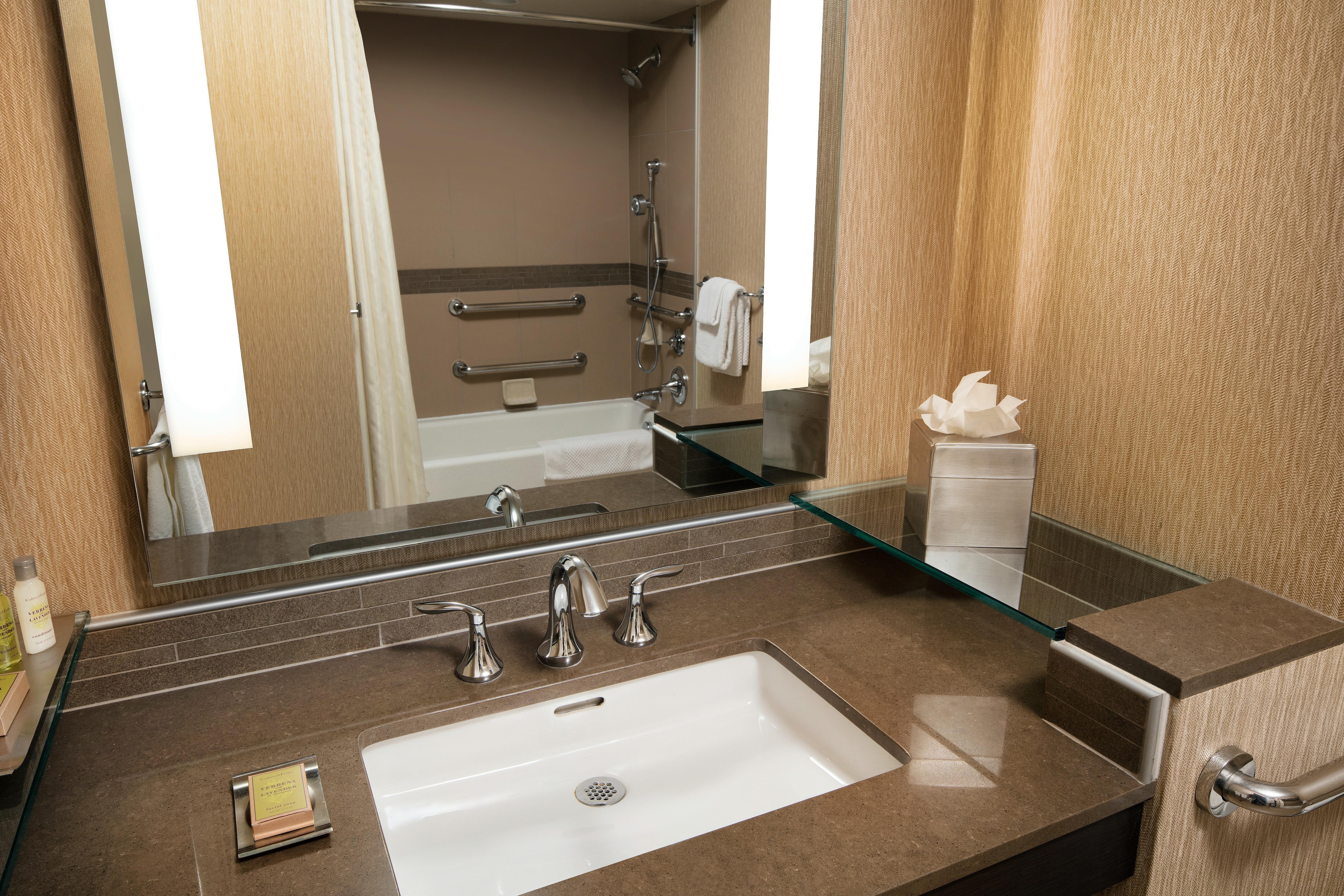 DoubleTree by Hilton Sonoma - Wine Country Room Type - 2 QN ACC BATHTUB