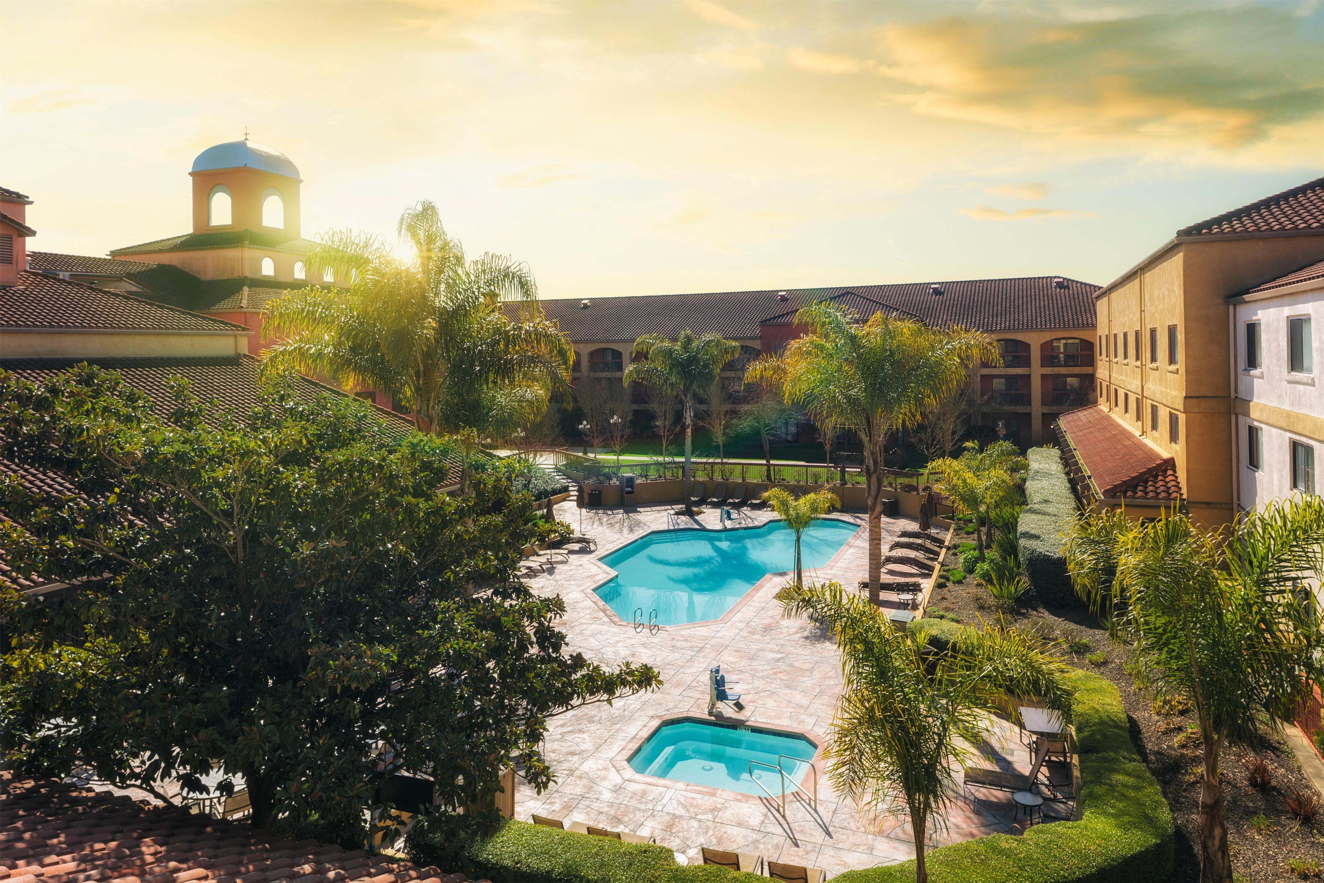 Pool | DoubleTree by Hilton Sonoma - Wine Country