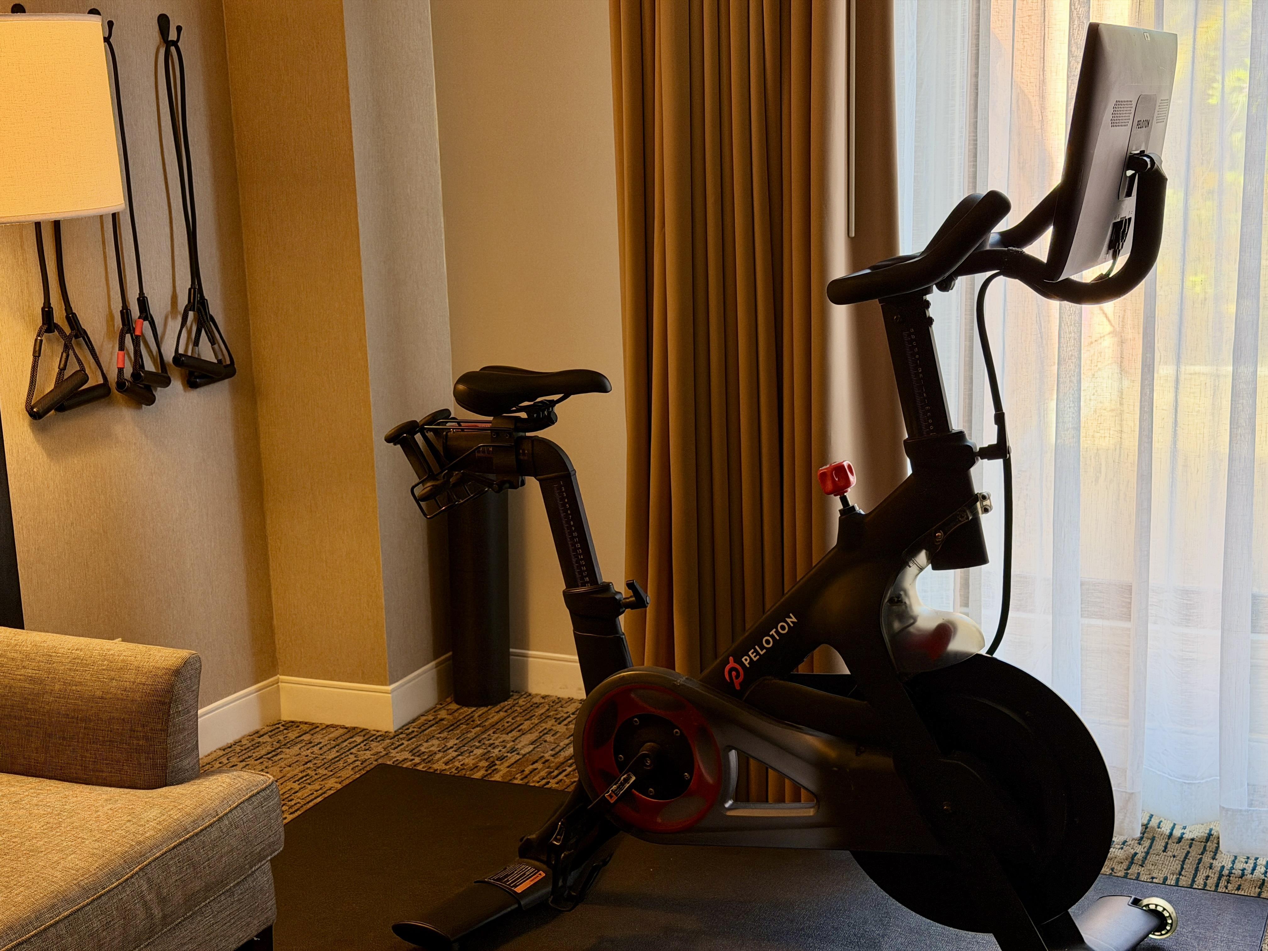 DoubleTree by Hilton Sonoma - Wine Country Room Type - 1 KING BED ROOM W  PELOTON
