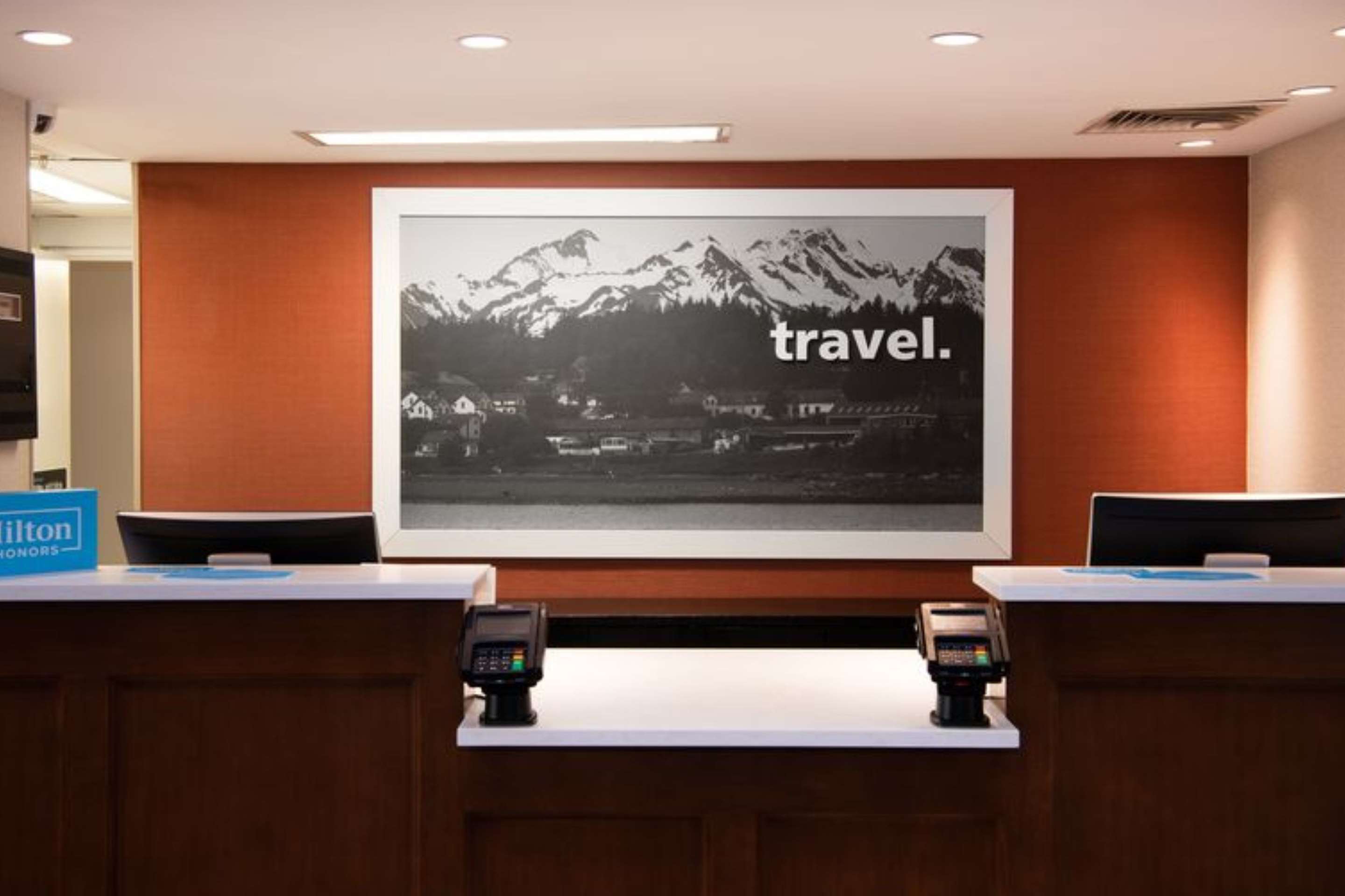 Lobby | Hampton Inn & Suites Rochester/Victor