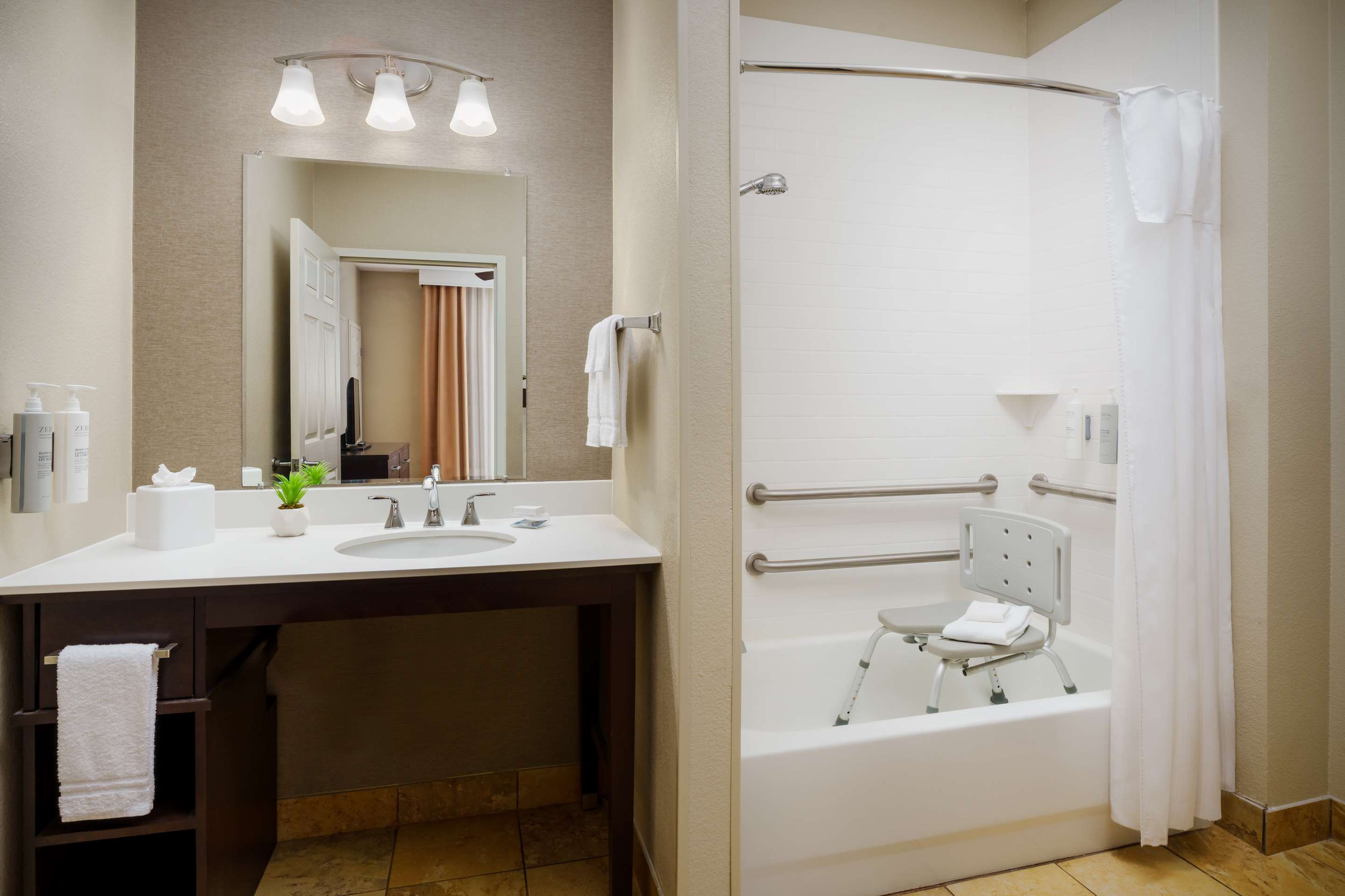 Guest room bath