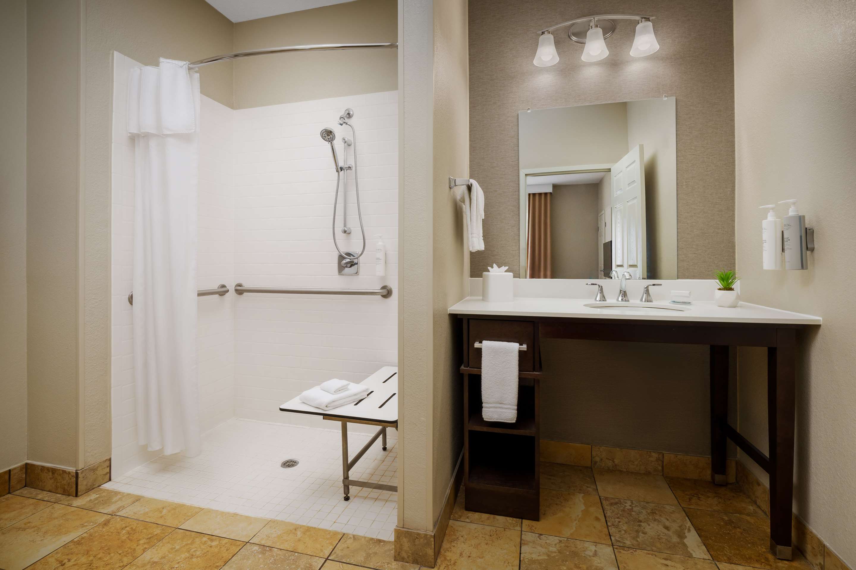 Guest room bath