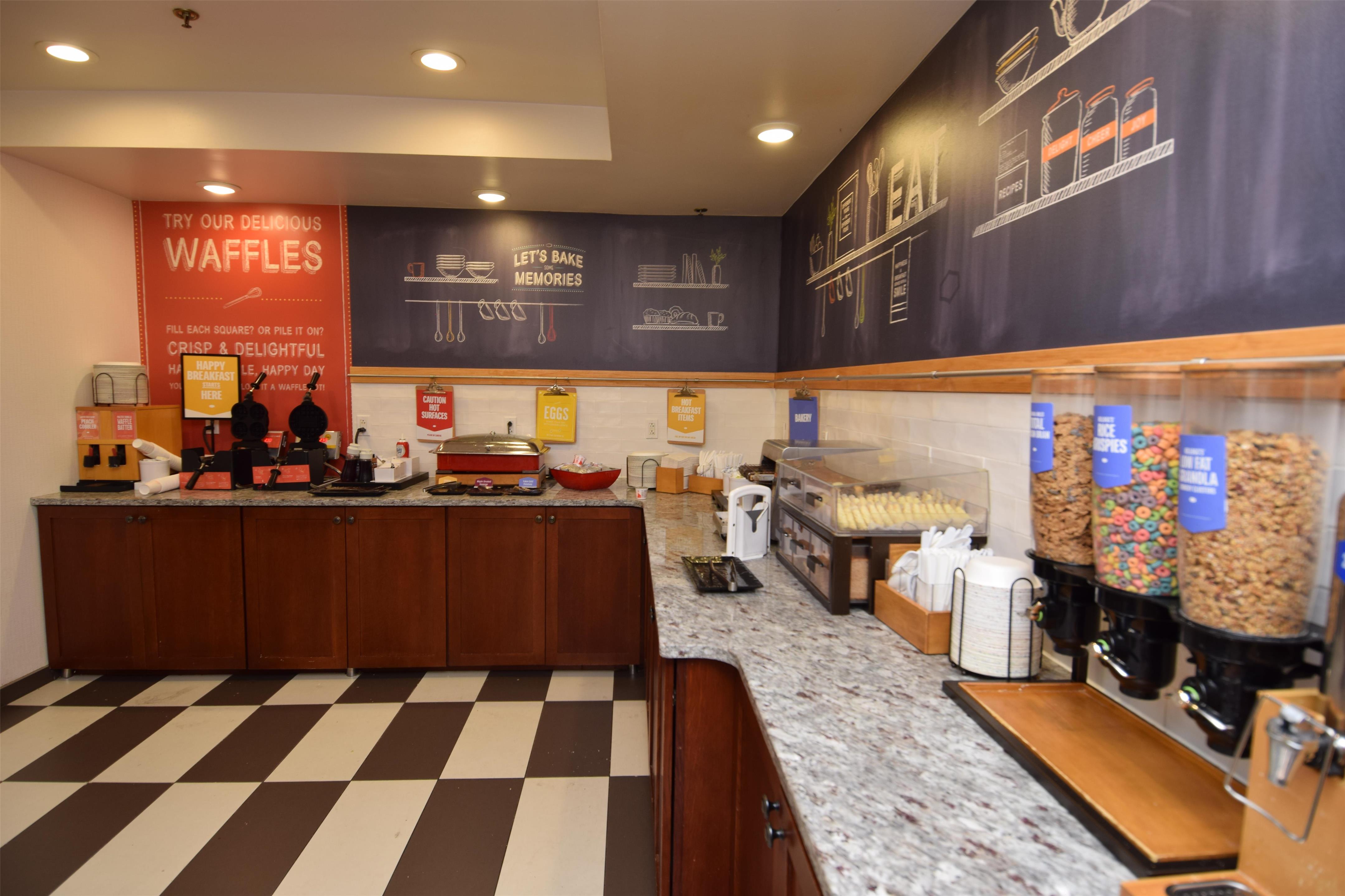 Breakfast Area | Hampton Inn Rochester-Greece