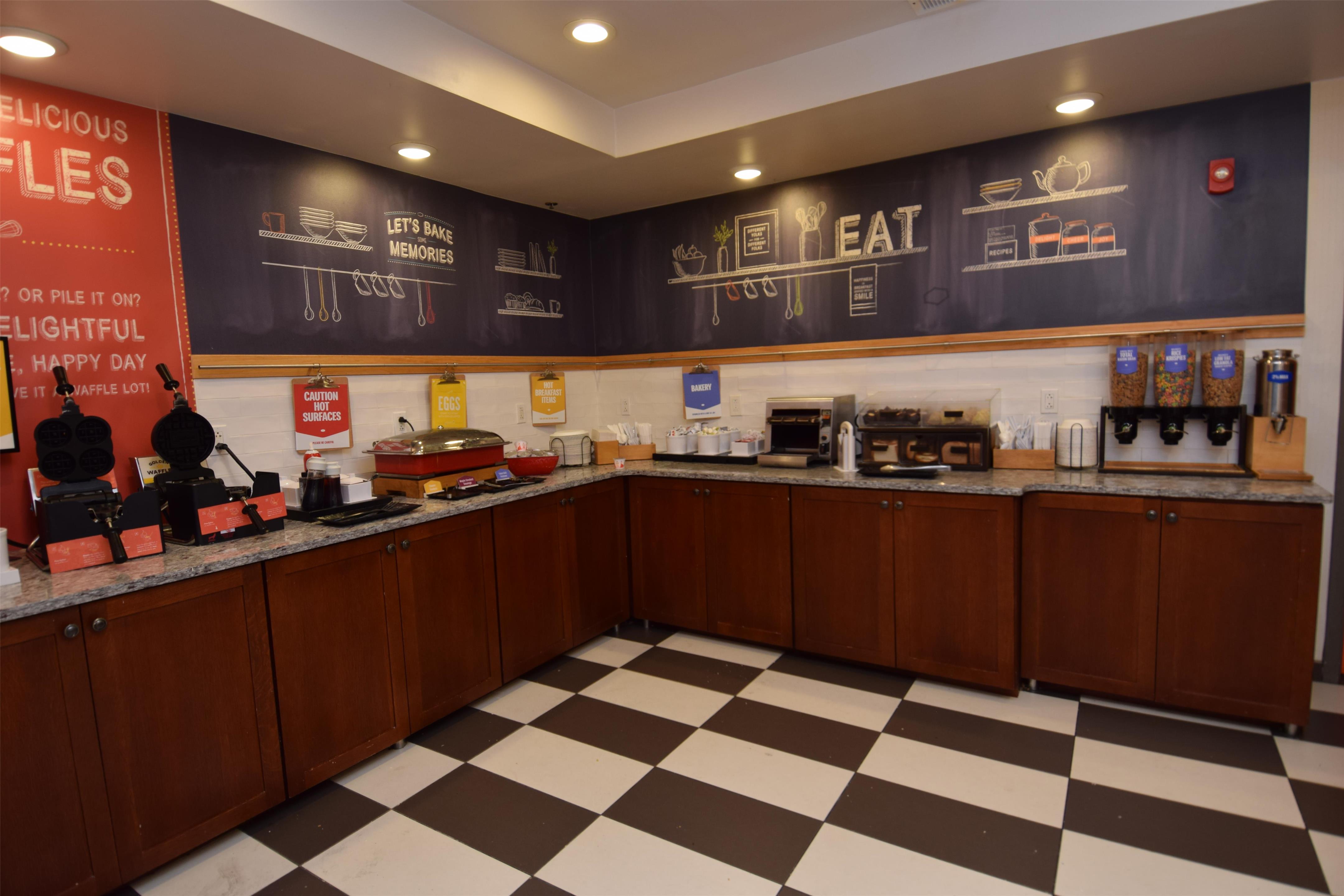 Breakfast Area | Hampton Inn Rochester-Greece