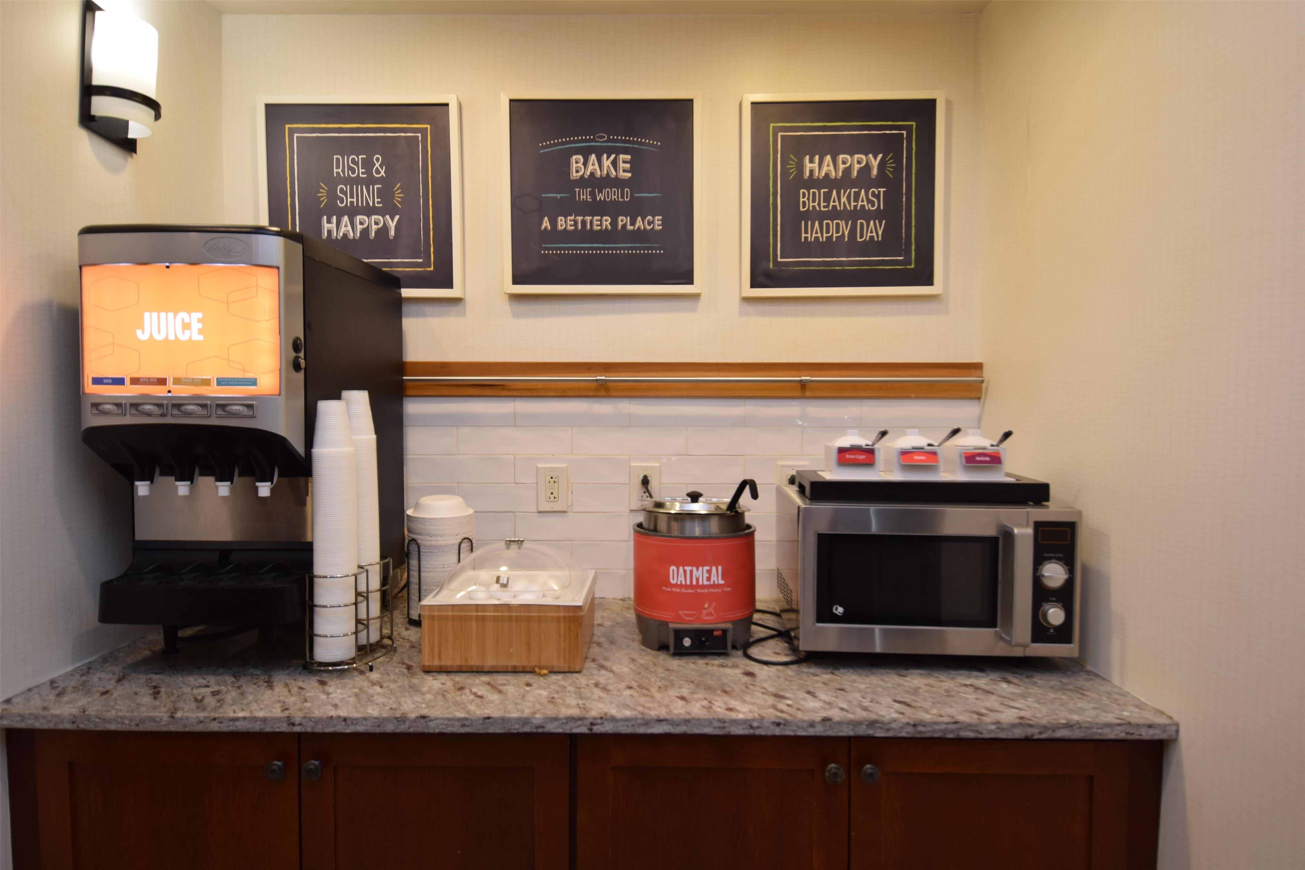 Breakfast Area | Hampton Inn Rochester-Greece