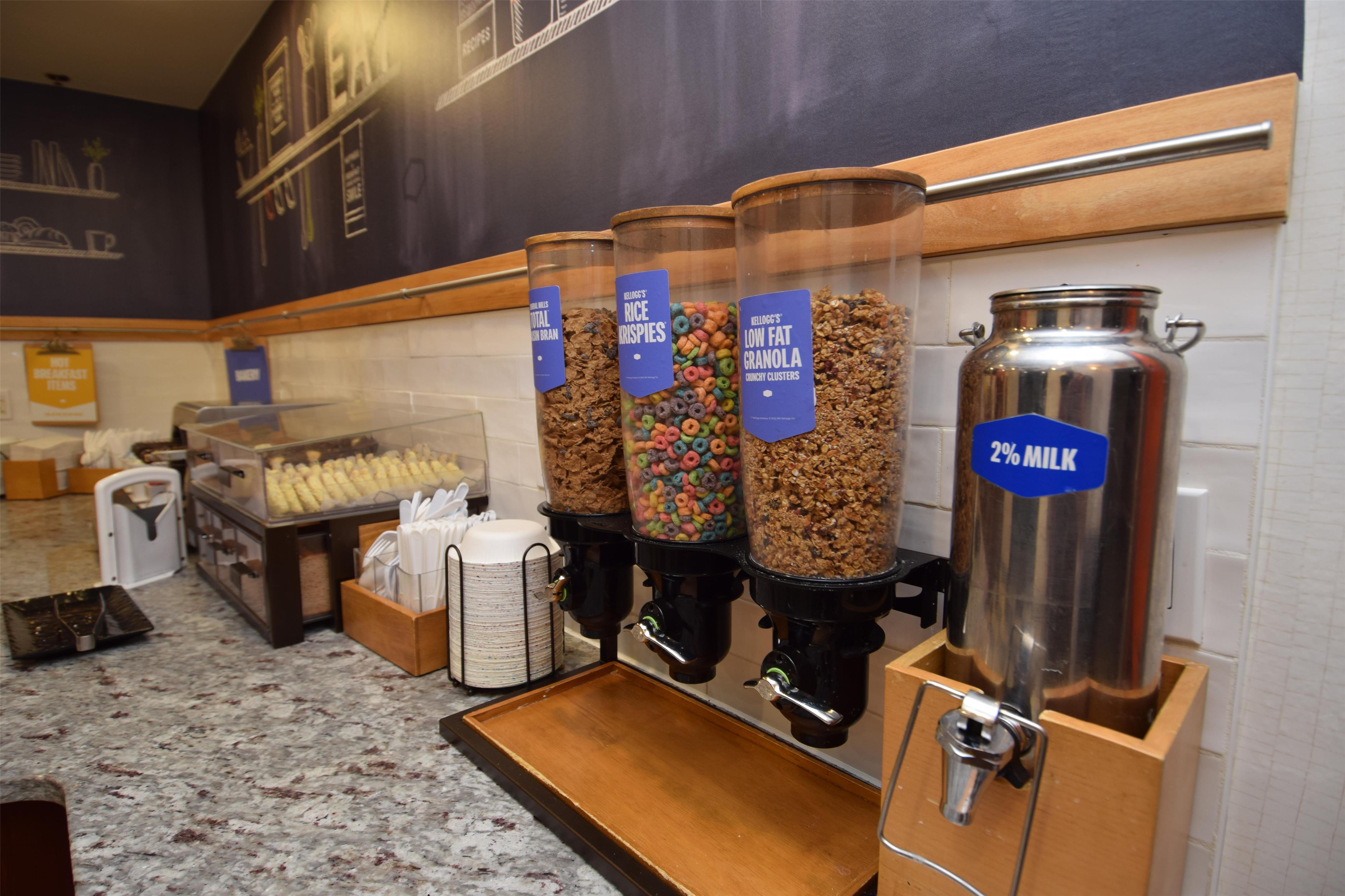 Breakfast Area | Hampton Inn Rochester-Greece