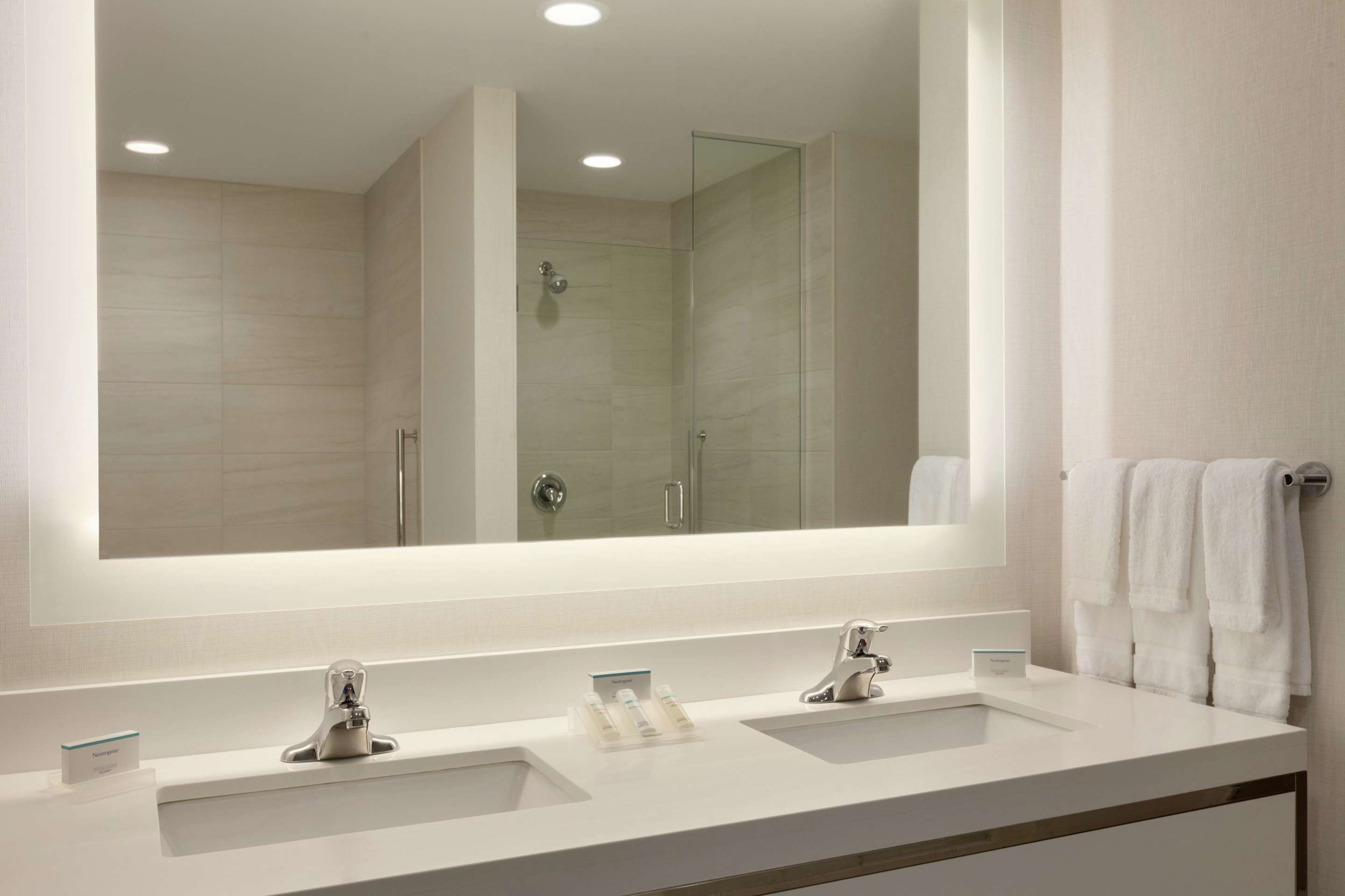 Guest room bath