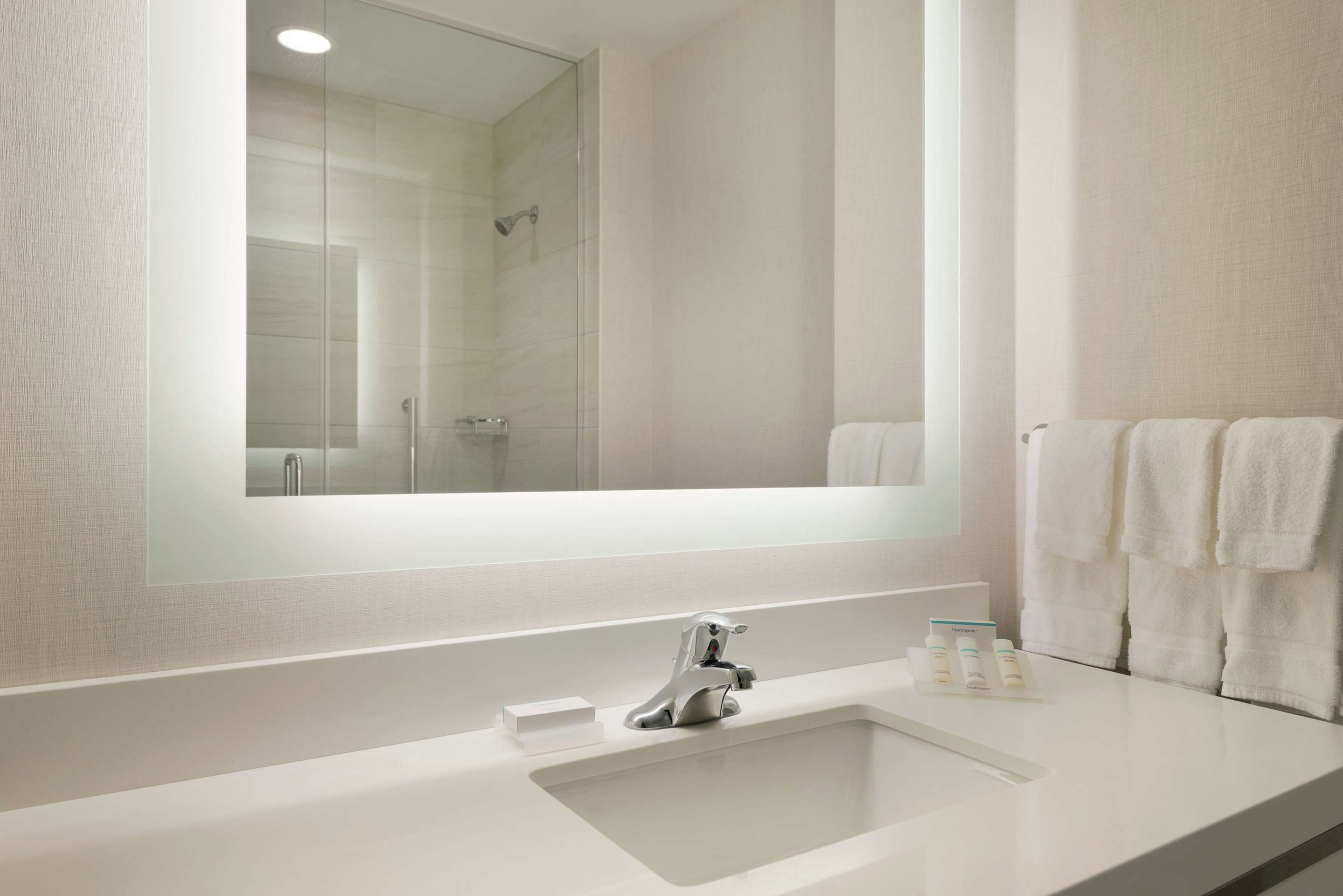 Guest room bath