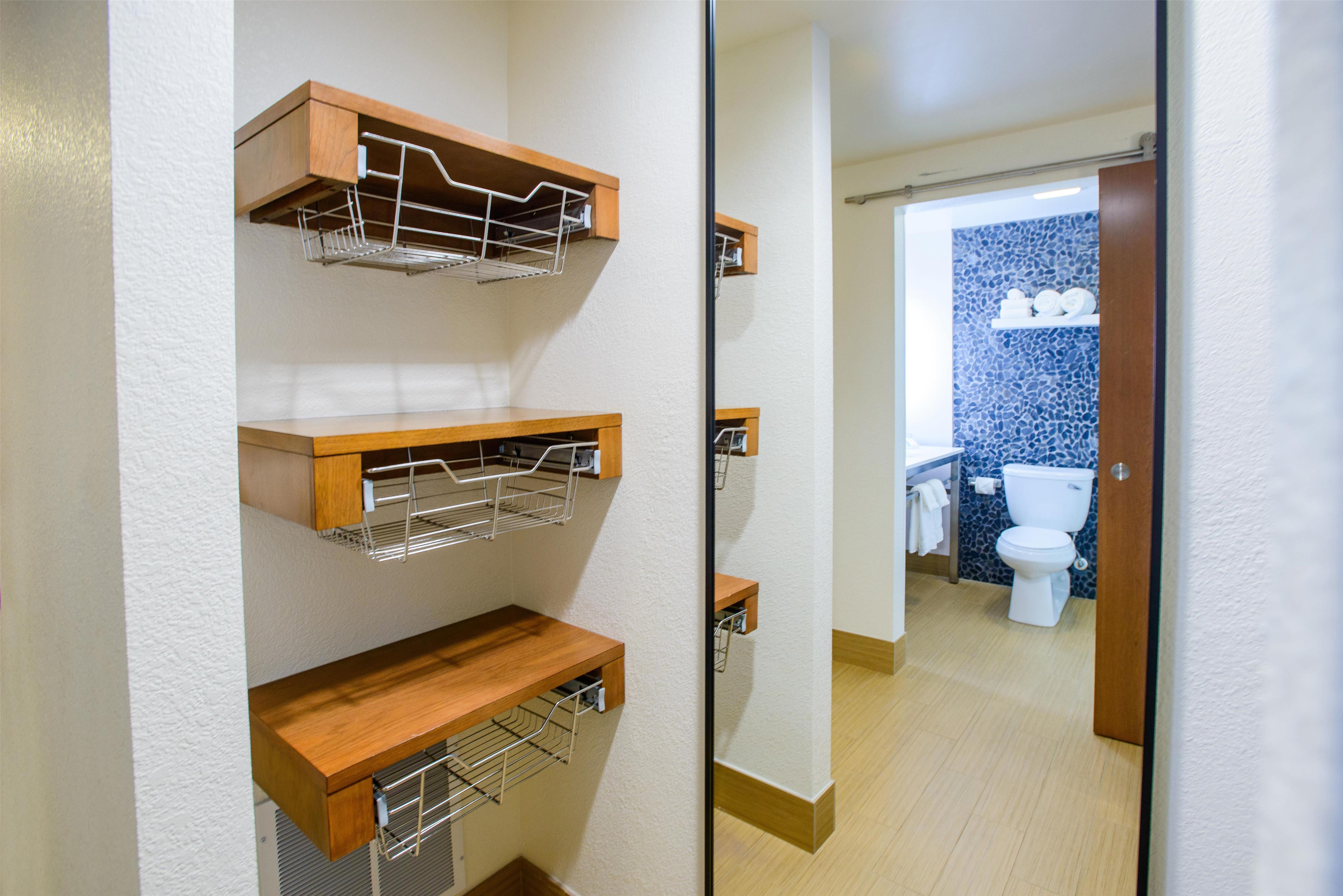 Guest room bath