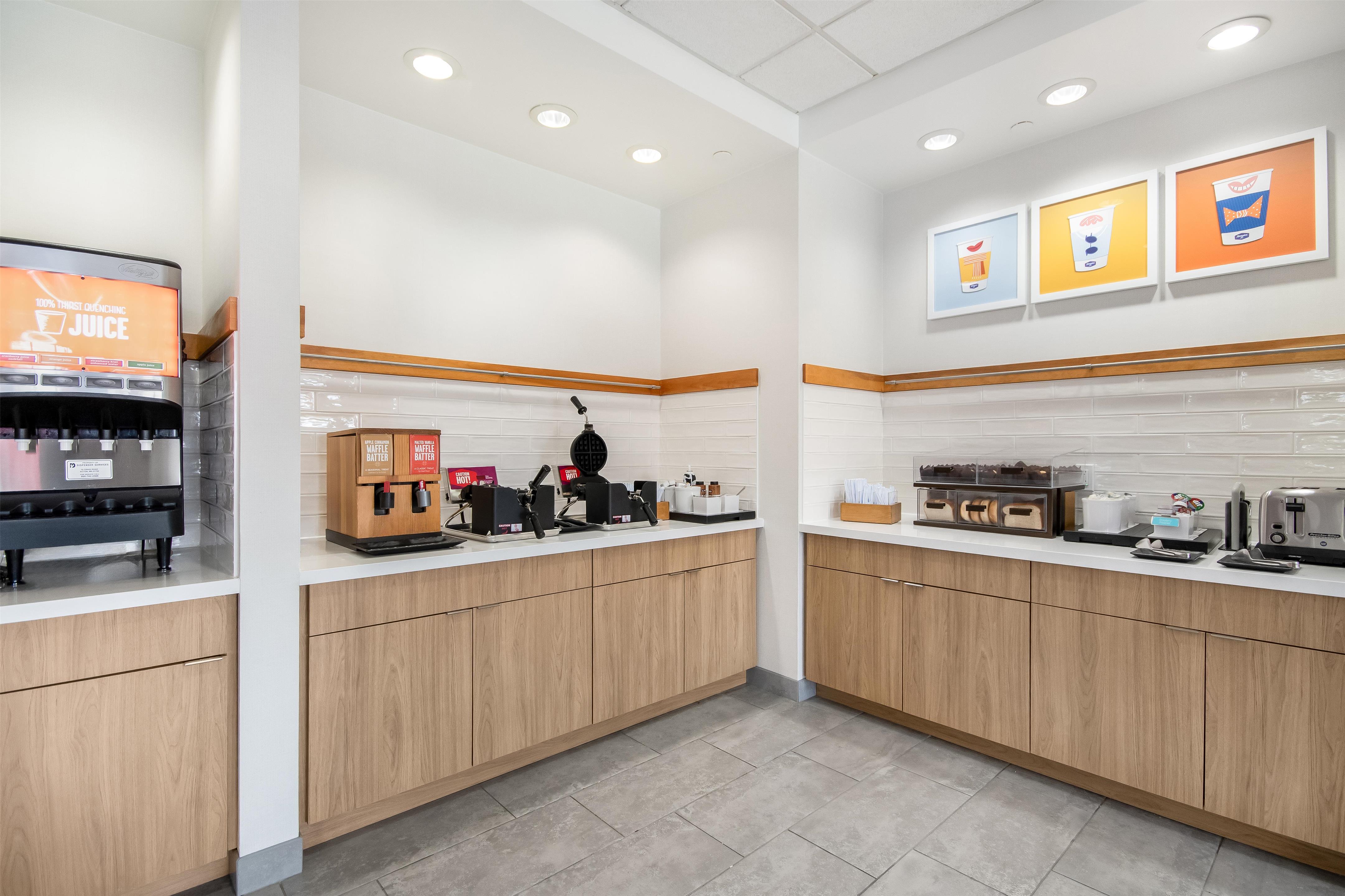 Breakfast Area | Hampton Inn Rutland