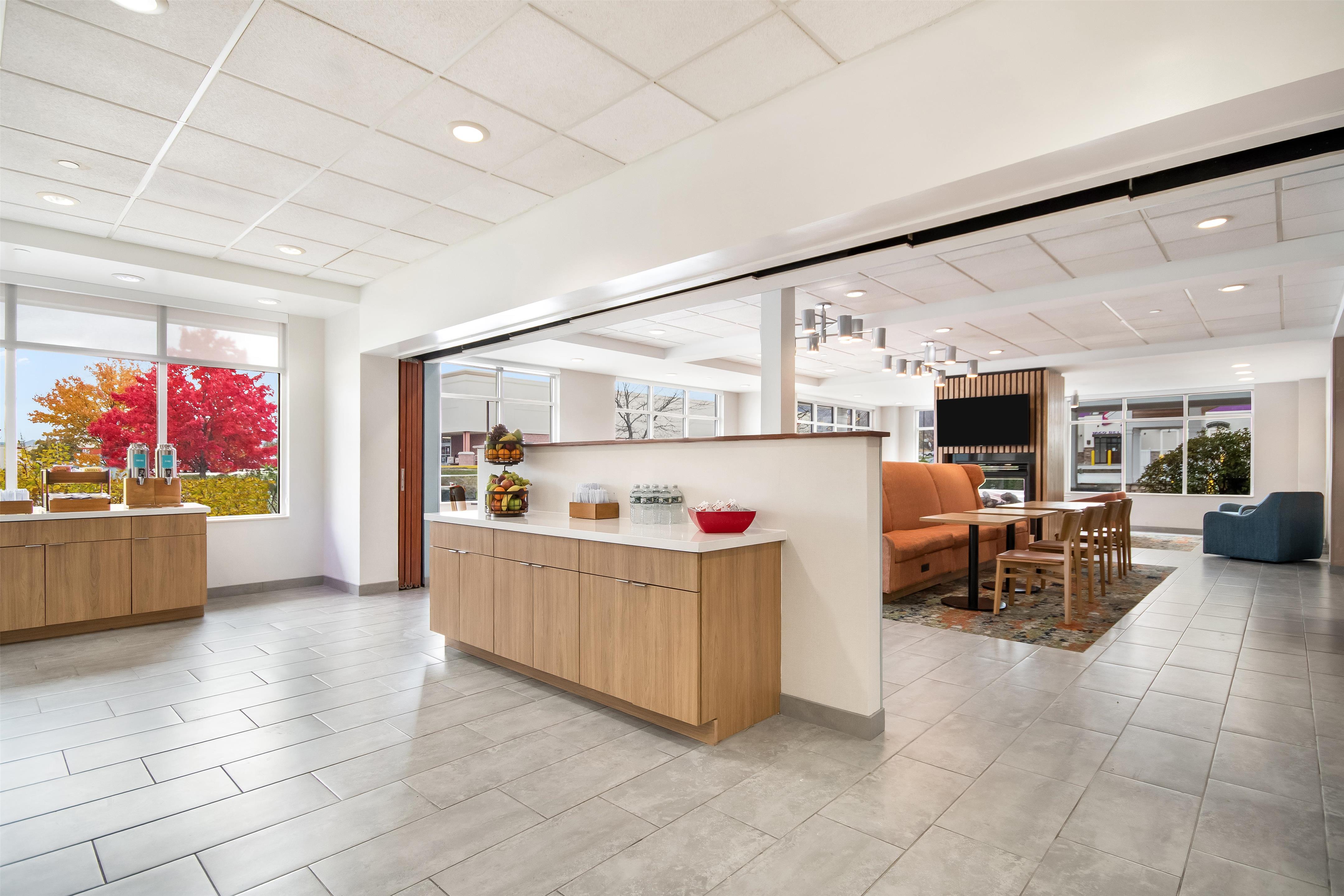 Breakfast Area | Hampton Inn Rutland