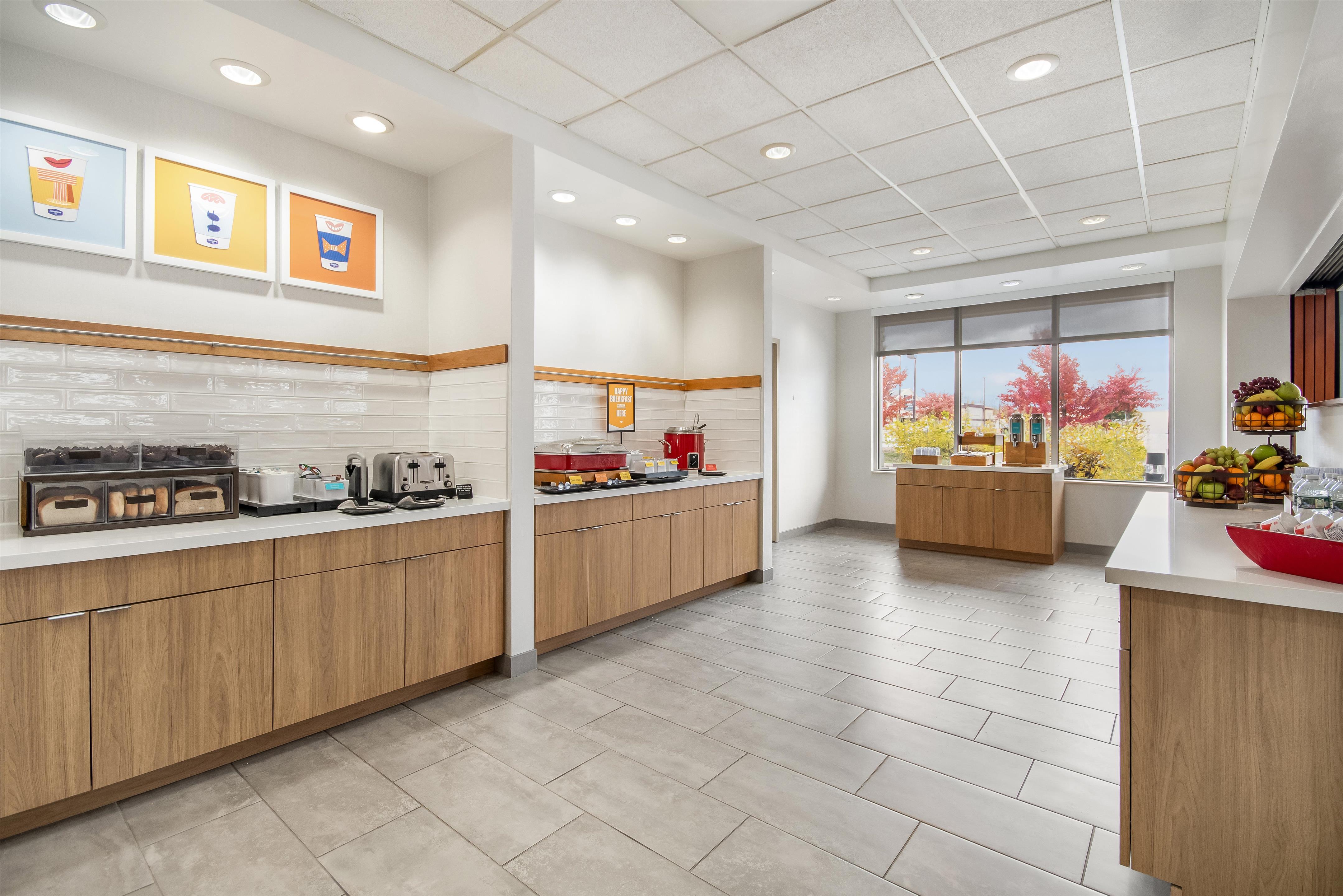 Breakfast Area | Hampton Inn Rutland
