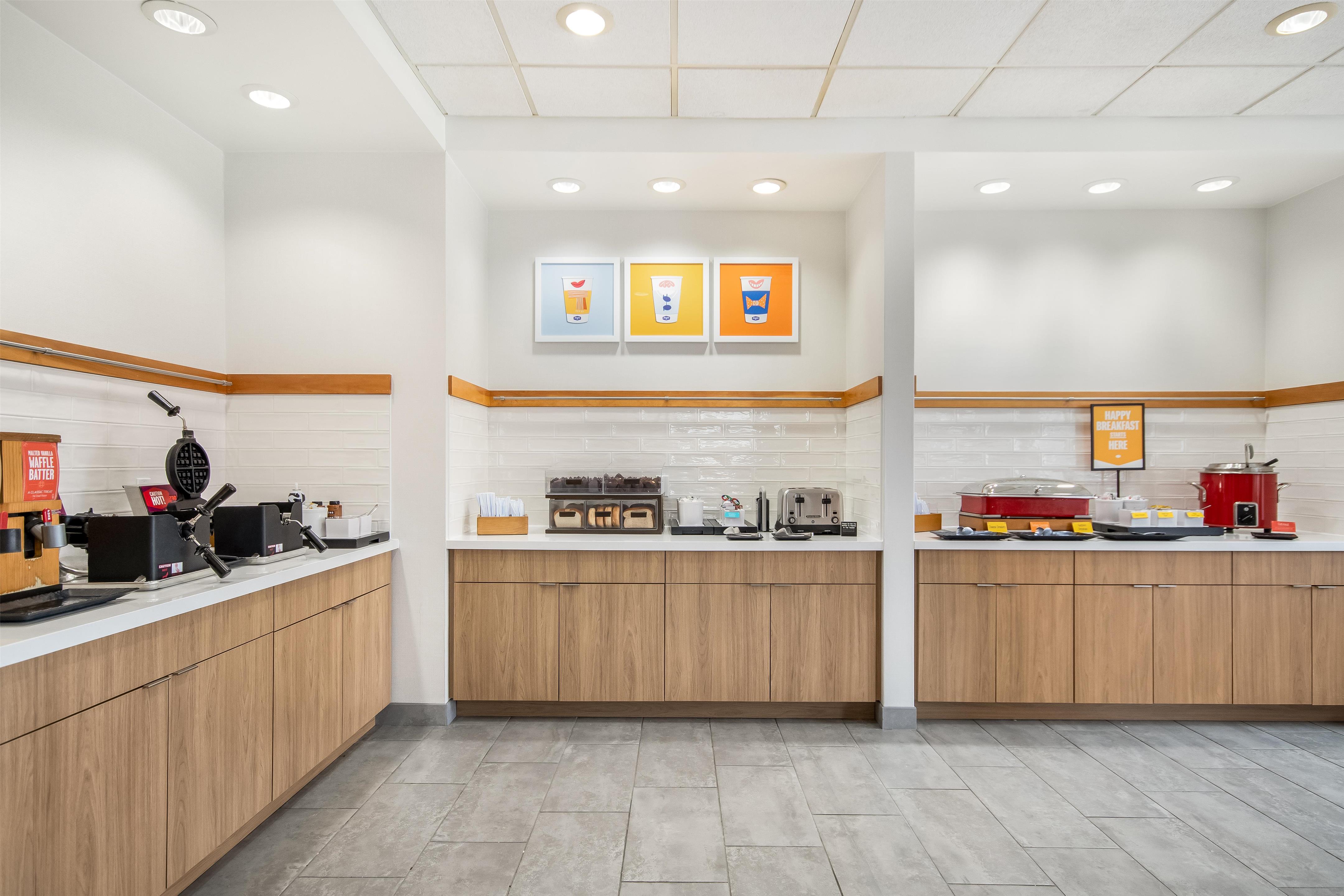 Breakfast Area | Hampton Inn Rutland