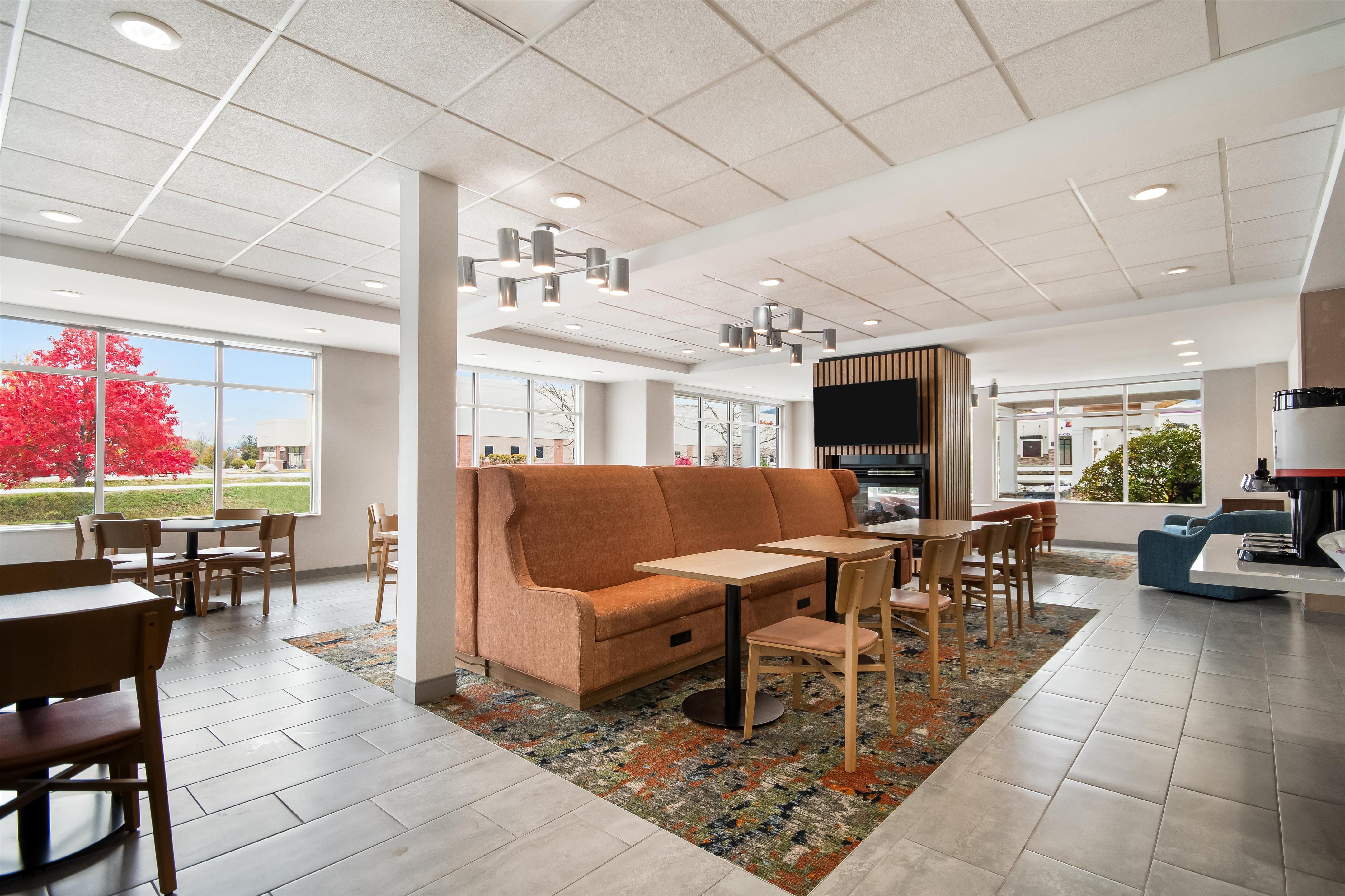 Lobby | Hampton Inn Rutland