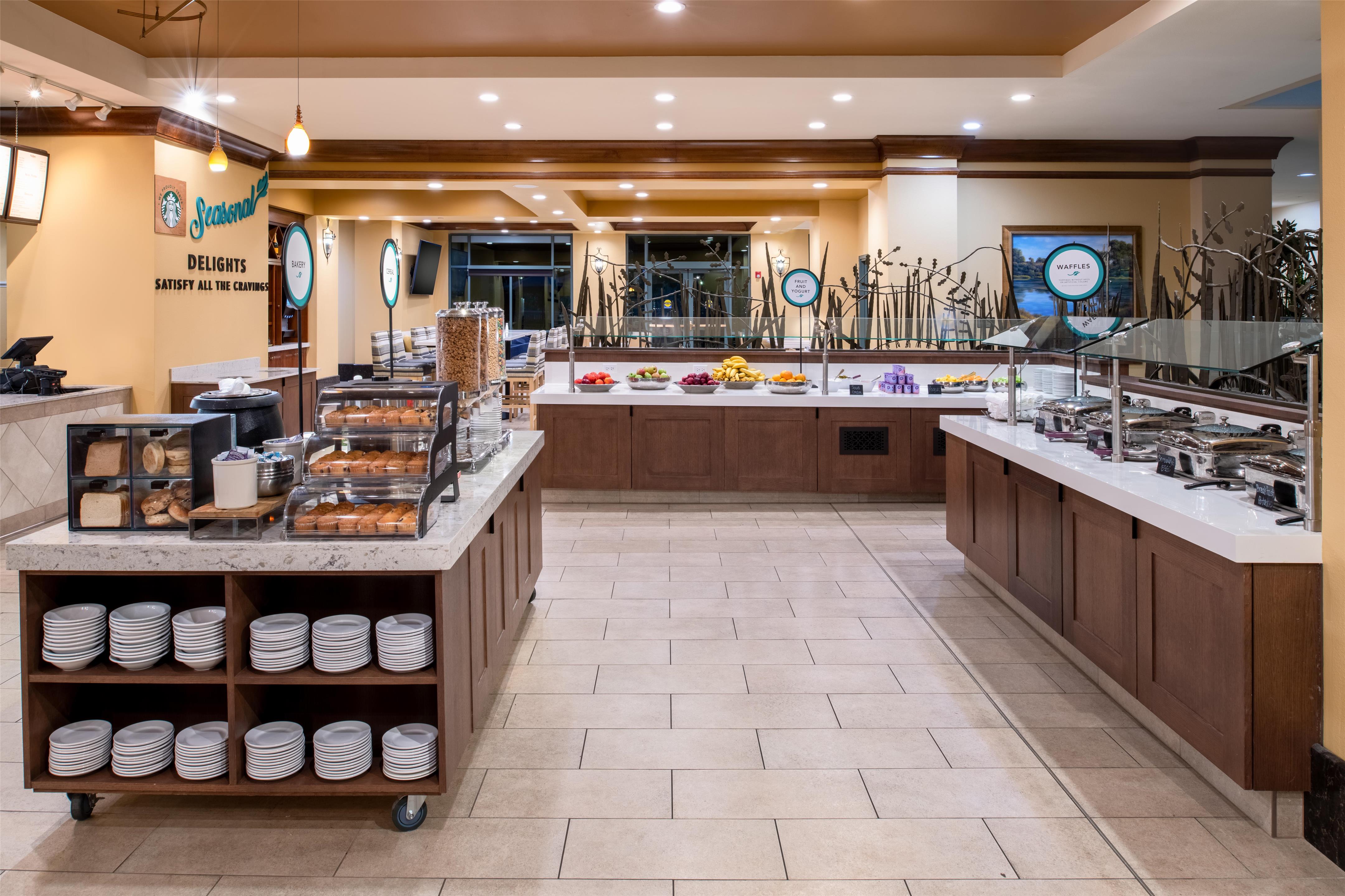 Breakfast Area | Embassy Suites by Hilton Sacramento Riverfront Promenade