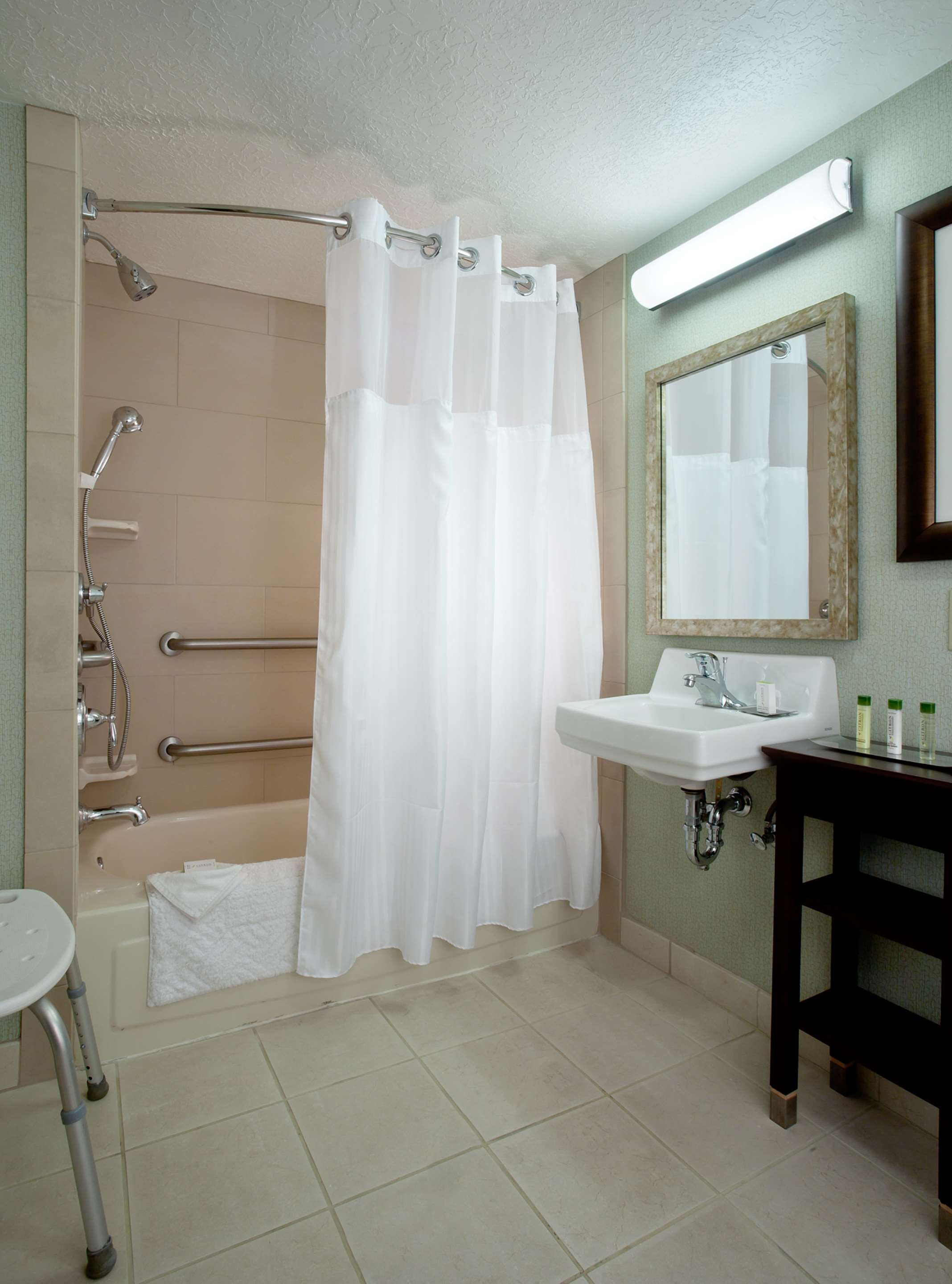 Guest room bath