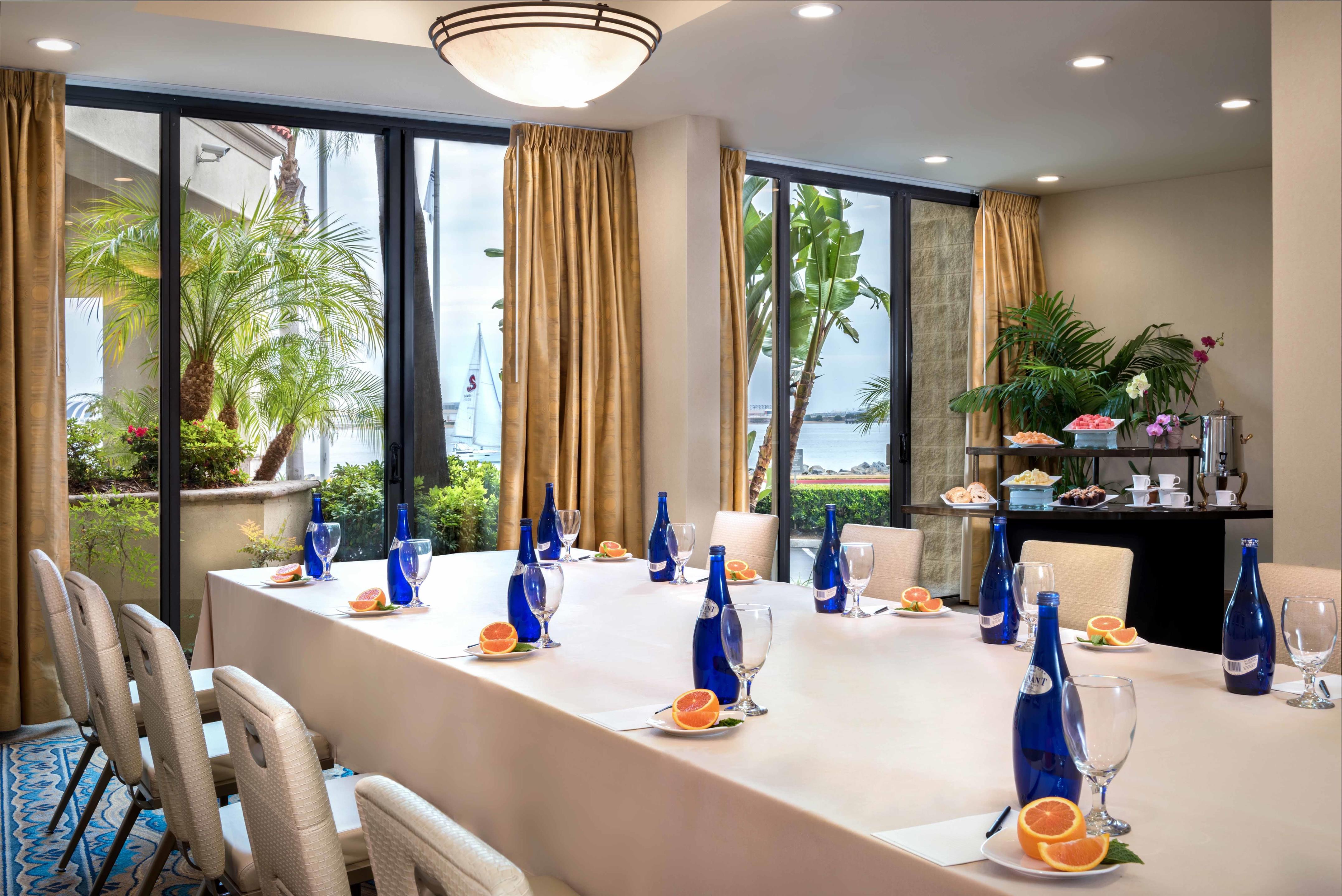 Restaurant | Hilton San Diego Airport/Harbor Island