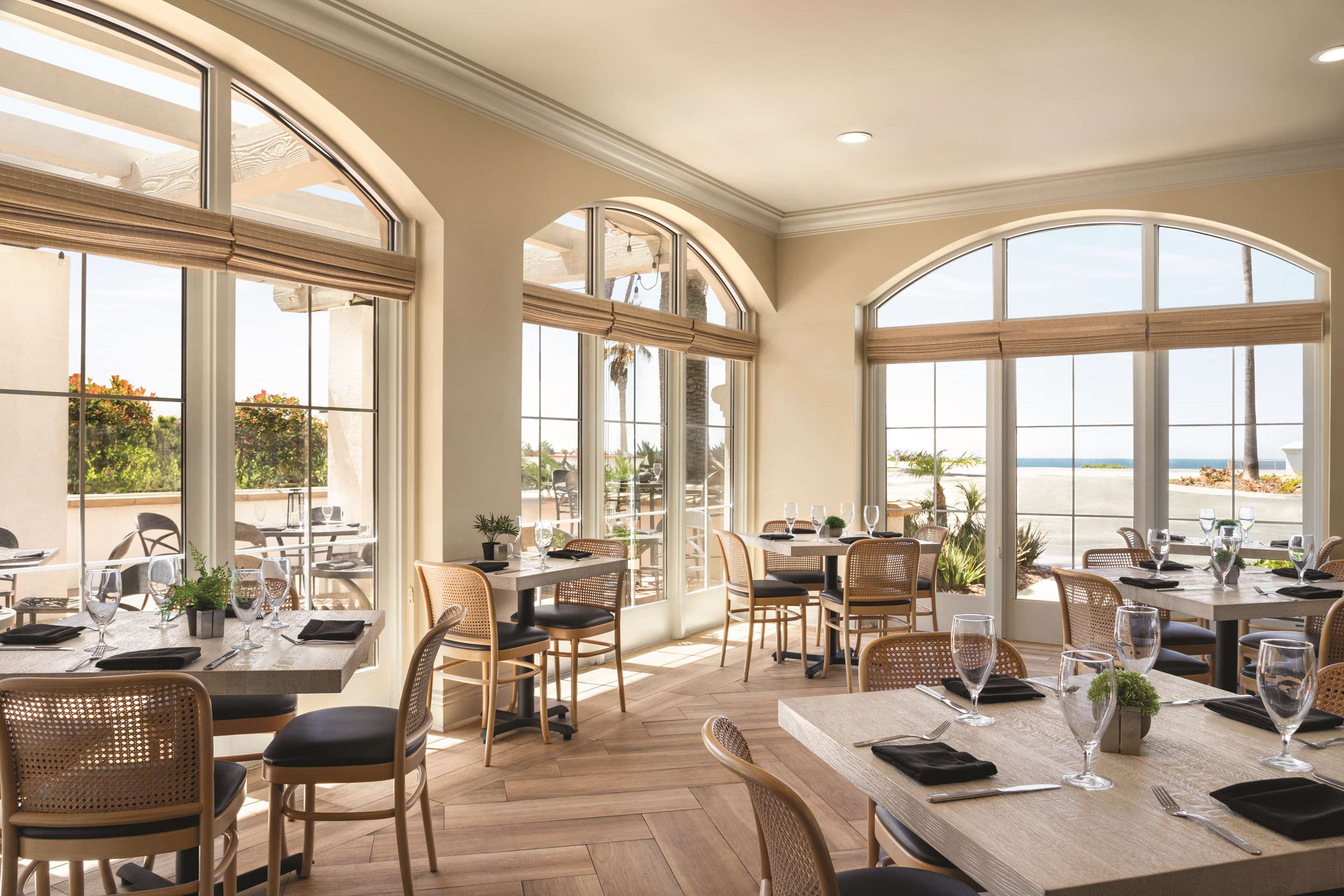 Restaurant | Hilton Garden Inn Carlsbad Beach