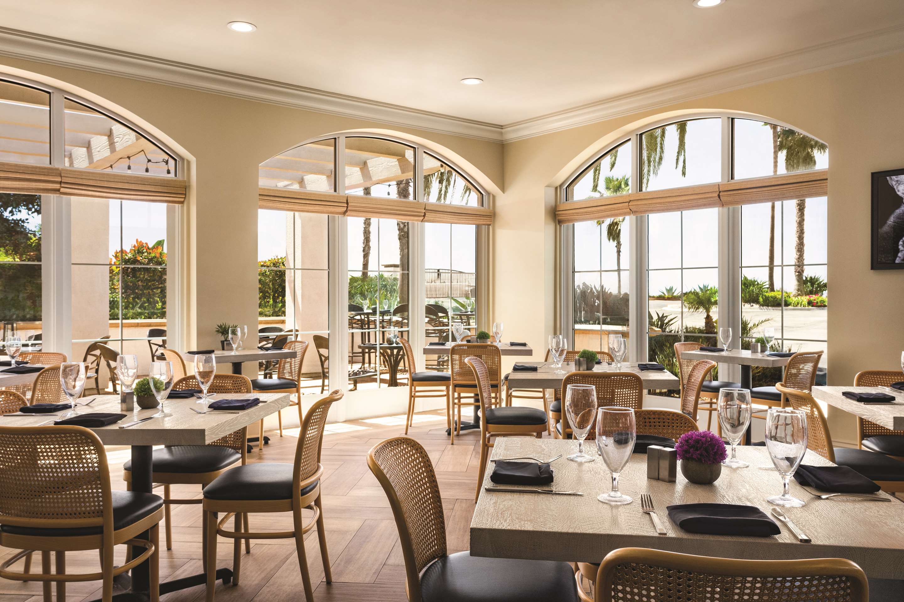 Restaurant | Hilton Garden Inn Carlsbad Beach