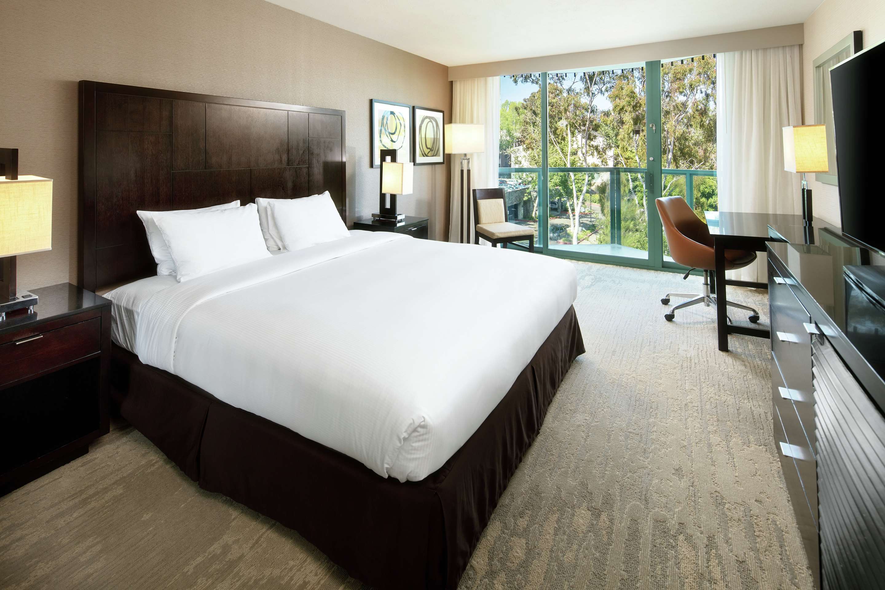 1 King Bed with Balcony - Non-smoking